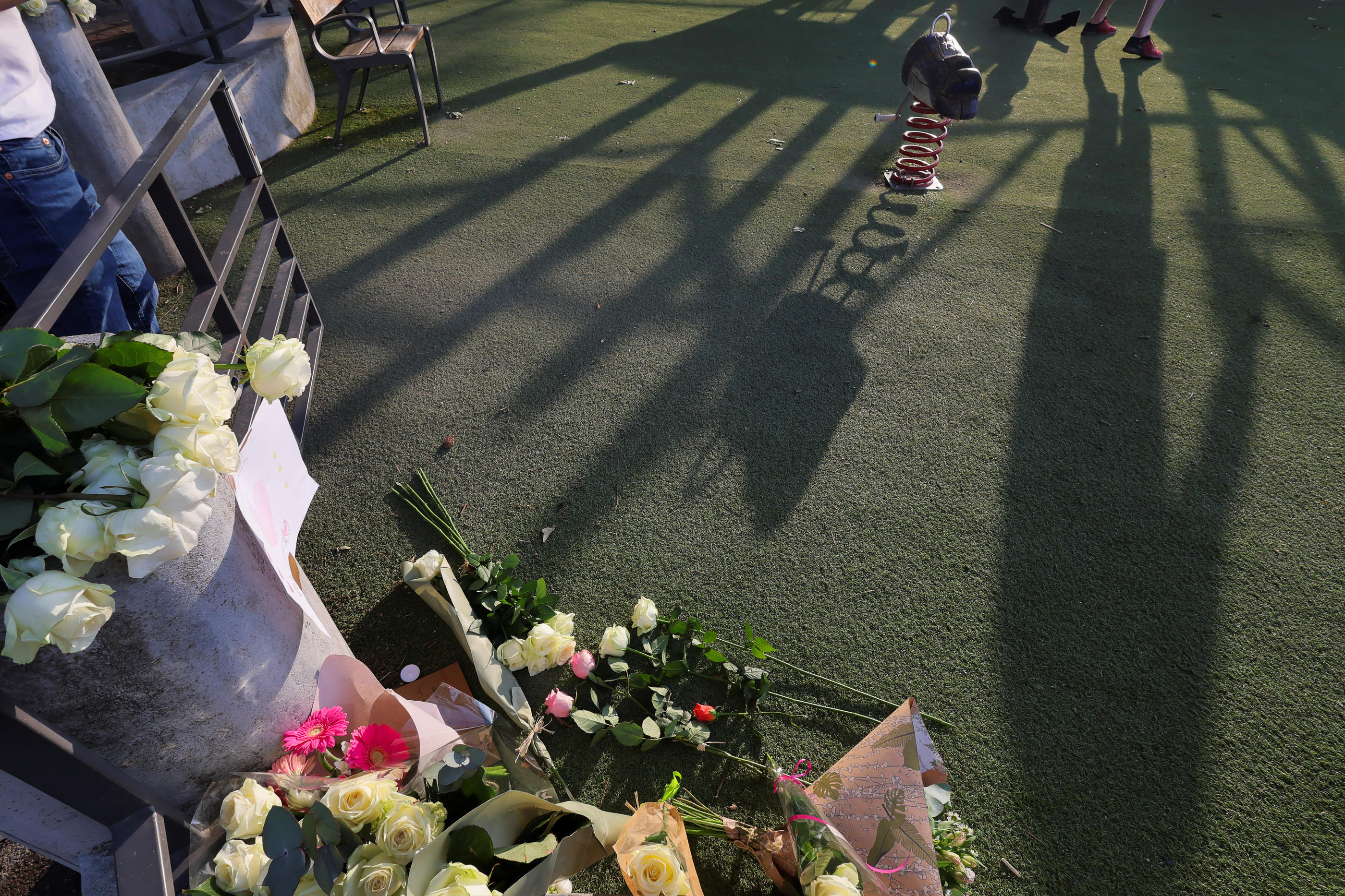 En fin de journée, des fleurs et des messages de soutien ont été déposées au Pâquier à Annecy après l'attaque au couteau qui a fait six blessés, dont quatre enfants, REUTERS/Denis Balibouse