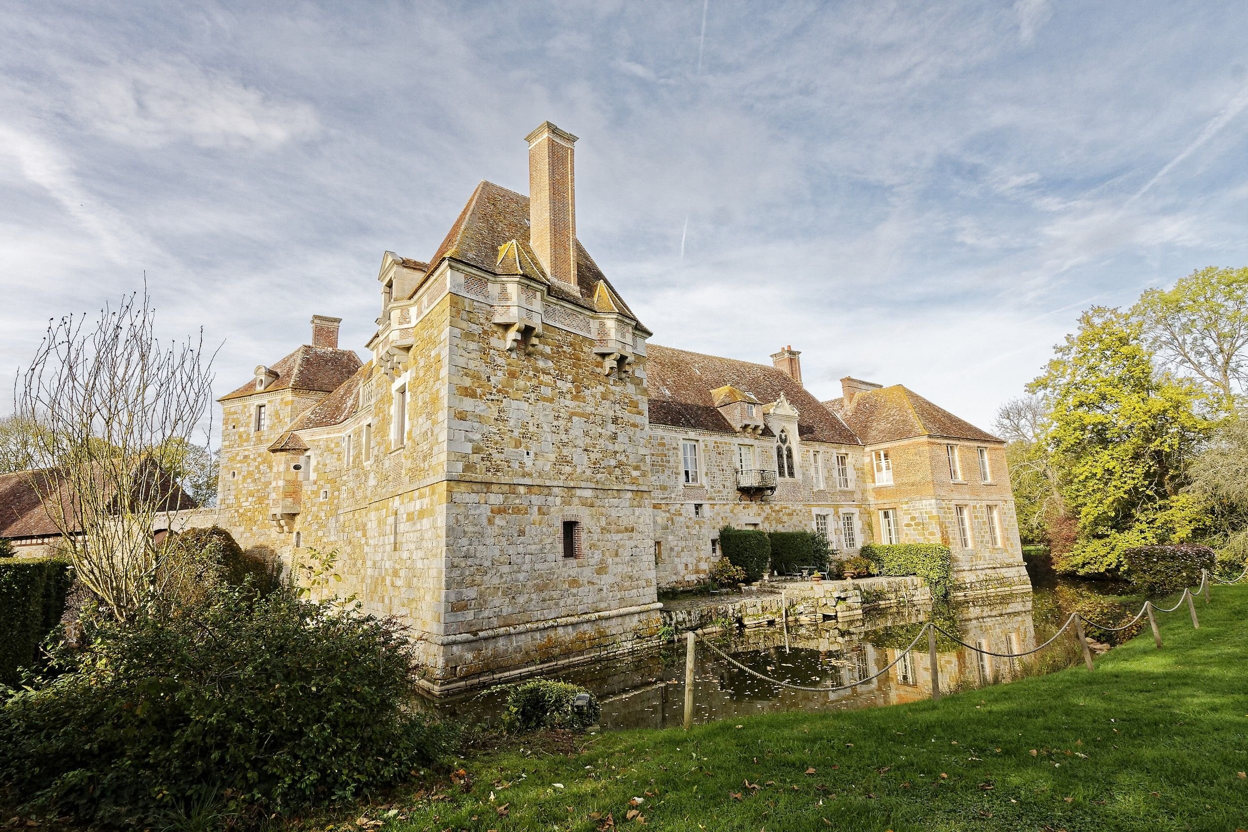 Le Château du Blanc Buisson à Mesnil-en-Ouche (Eure), datant du XIIIe siècle, est chauffé par un système qui récupère la chaleur d'un méthaniseur, alimenté par le lisier des vaches. #PRESSE30