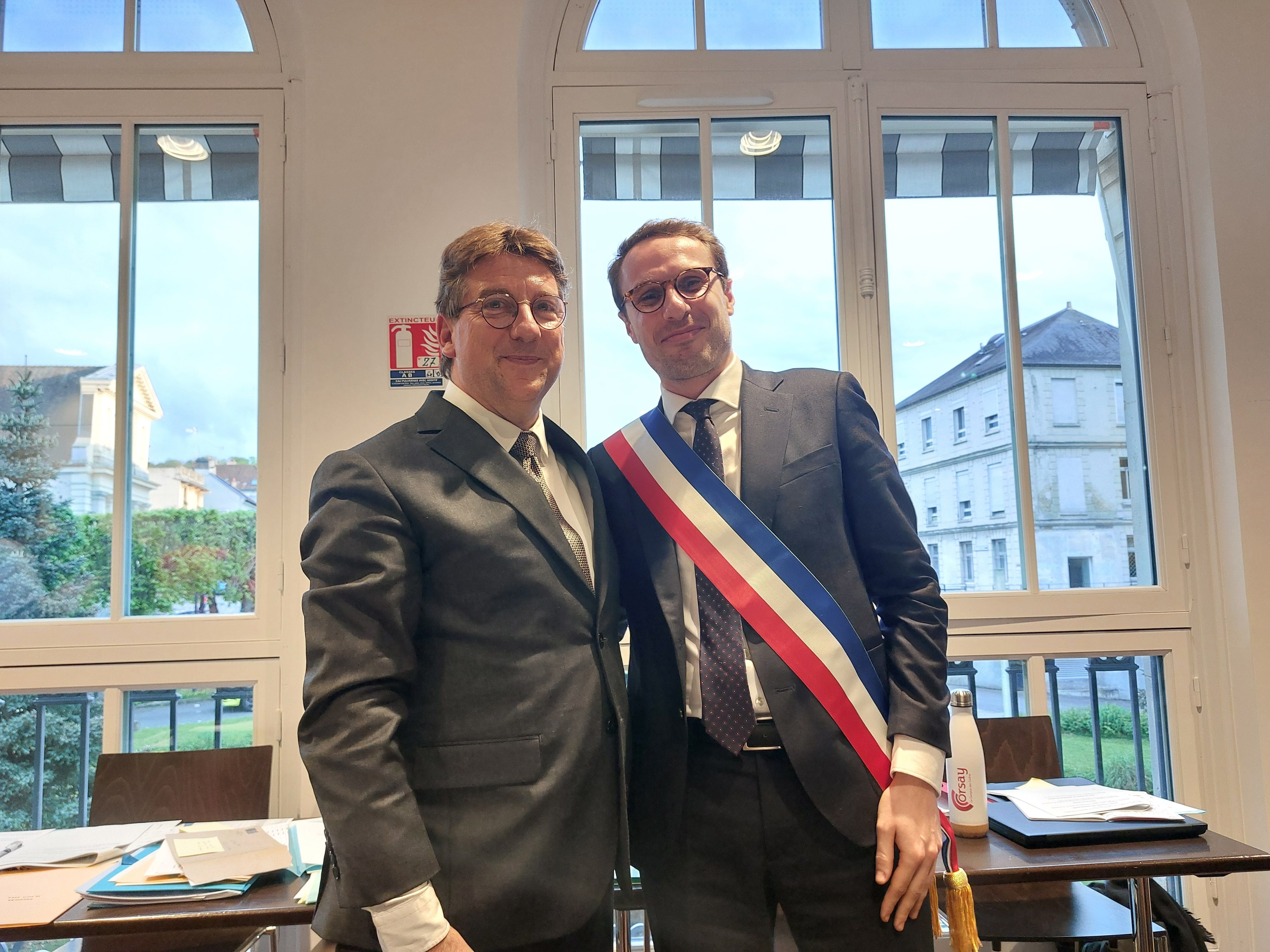 Orsay  le 29 avril 2024. David Ros remet l'écharpe tricolore au nouveau maire Rémi Darmon, 33 ans. LP/Cécile Chevallier
