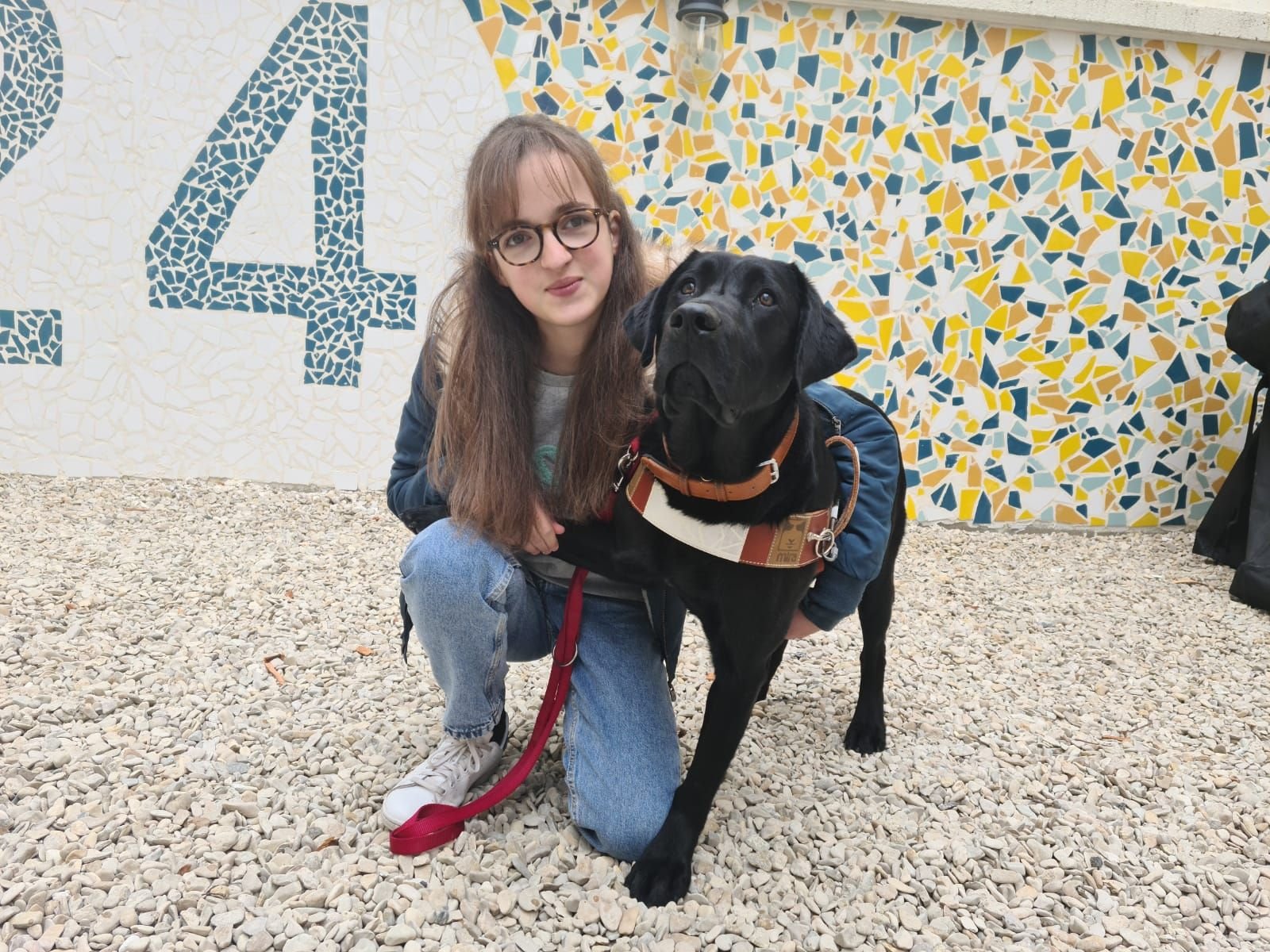 Samedi 1er mai. Bérénice, 14 ans, va pouvoir emmener avec elle en classe son premier chien guide, Opium. LP/ Marie Briand-Locu