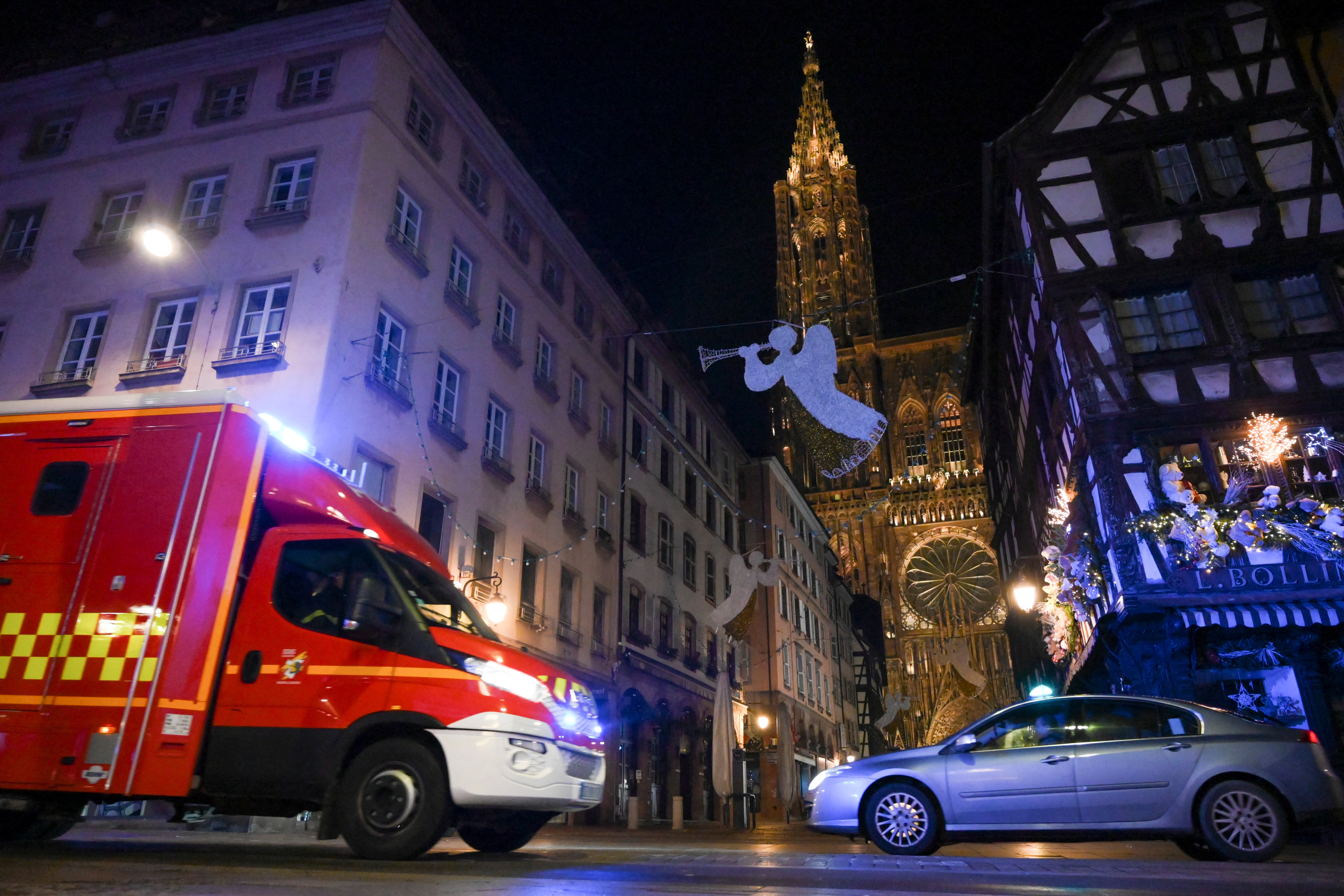 Un véhicule des secours passe près de la cathédrale de Strasbourg (Bas-Rhin) après l'attaque du 11 décembre 2018, qui a fait cinq morts et 11 blessés, dont Julien, qui a témoigné ce vendredi au procès. AFP/Sébastien Bozon