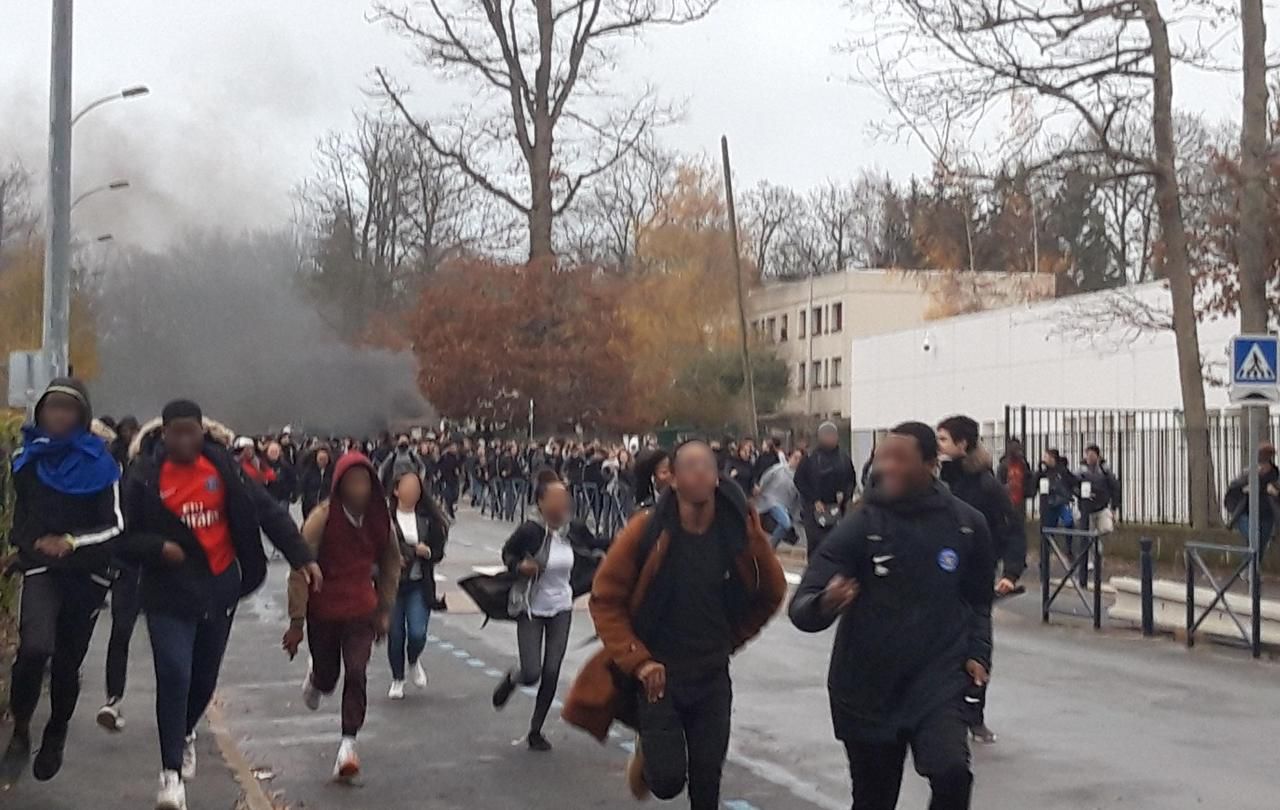 <b></b> Dammarie-les-Lys, vendredi 7 décembre 2018. Une centaine de lycéens se sont rassemblés devant le lycée Joliot-Curie. Les policiers ont tiré des cartouches de gaz lacrymogène.