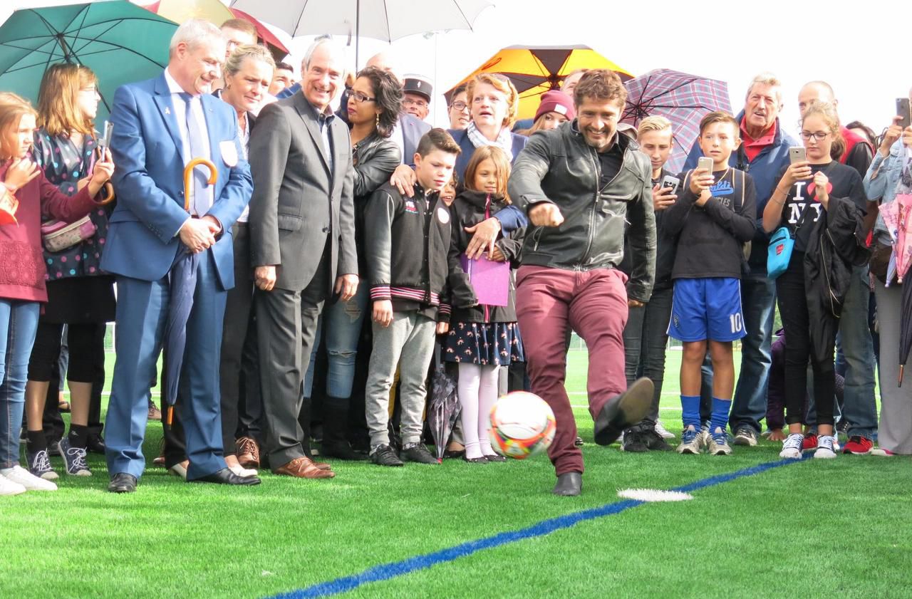 <p><strong>Presles-en-Brie(Seine-et-Marne), ce samedi. </strong> Bixente Lizarazu est venu inaugurer  le deuxi&egrave;me stade qui porte son nom en France.</p>