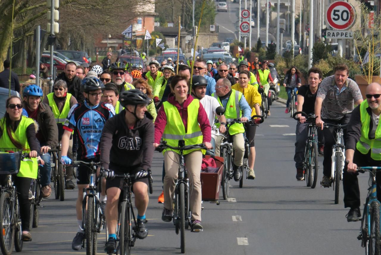 <b></b> Draveil, dimanche 25 mars 2018. Une centaine de cyclistes ont manifesté pour des voies cyclables sur le pont reliant Draveil et Juvisy.