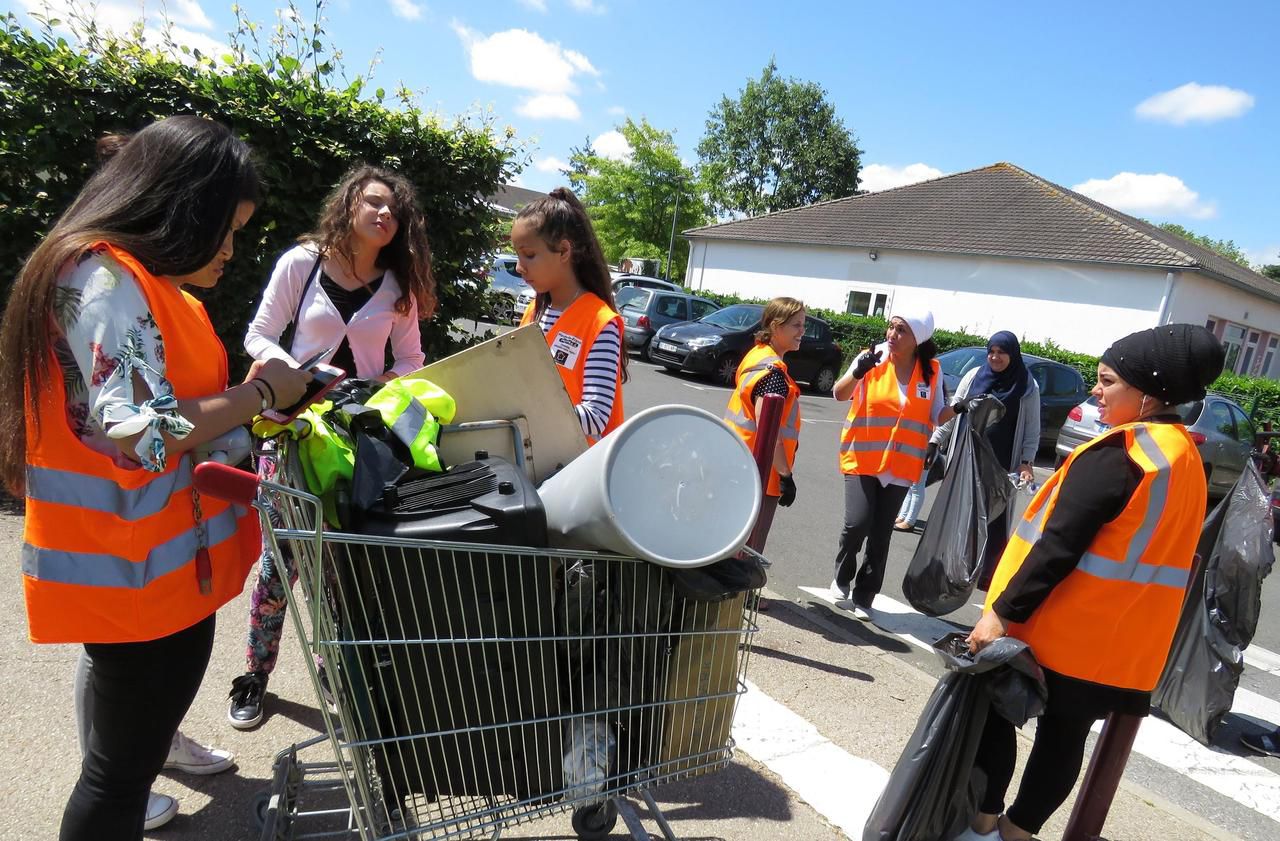 <b></b> Mères et enfants ont nettoyé le parc urbain de Saint-Jean à Beauvais. Une initiative de Destin de femmes et du bailleur Osica