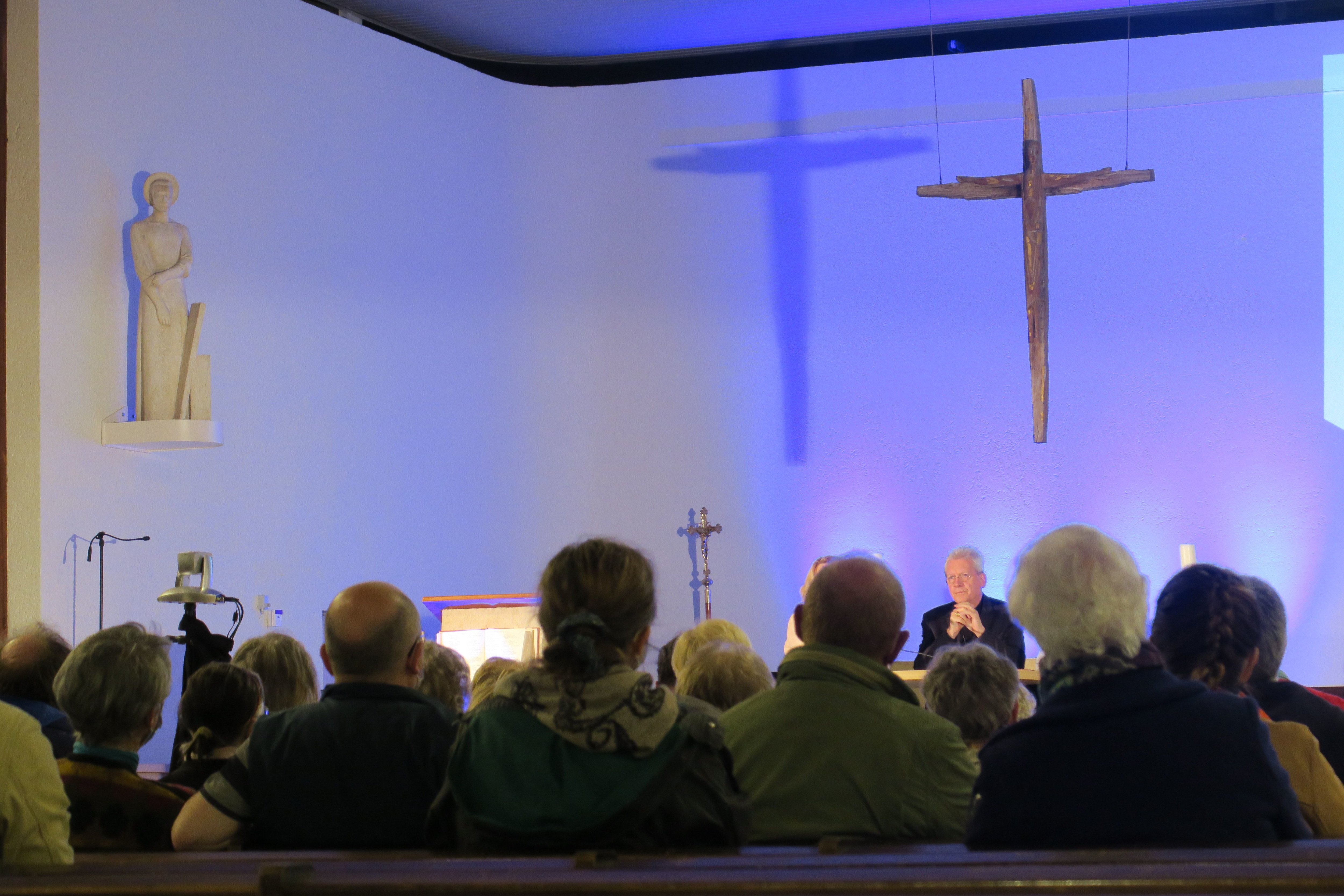 Mgr Jacques Benoit-Gonnin, en octobre 2021, lors d'une réunion publique à l'église Saint-Joseph de Creil, suite à la publication du rapport de la Commission Indépendante sur les Abus Sexuels dans l’Eglise. LP/S.G.