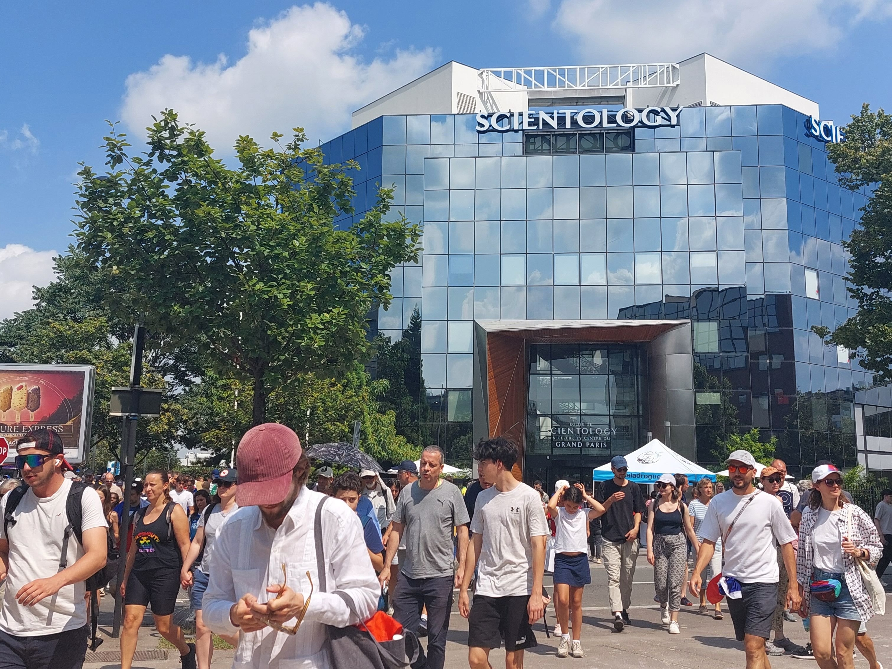 Saint-Denis (Seine-Saint-Denis), vendredi 2 août 2024. L'Église de scientologie, qui a inauguré en avril son siège à deux pas du Stade de France, déploie une grande campagne de communication durant les JO. LP/Gwenael Bourdon