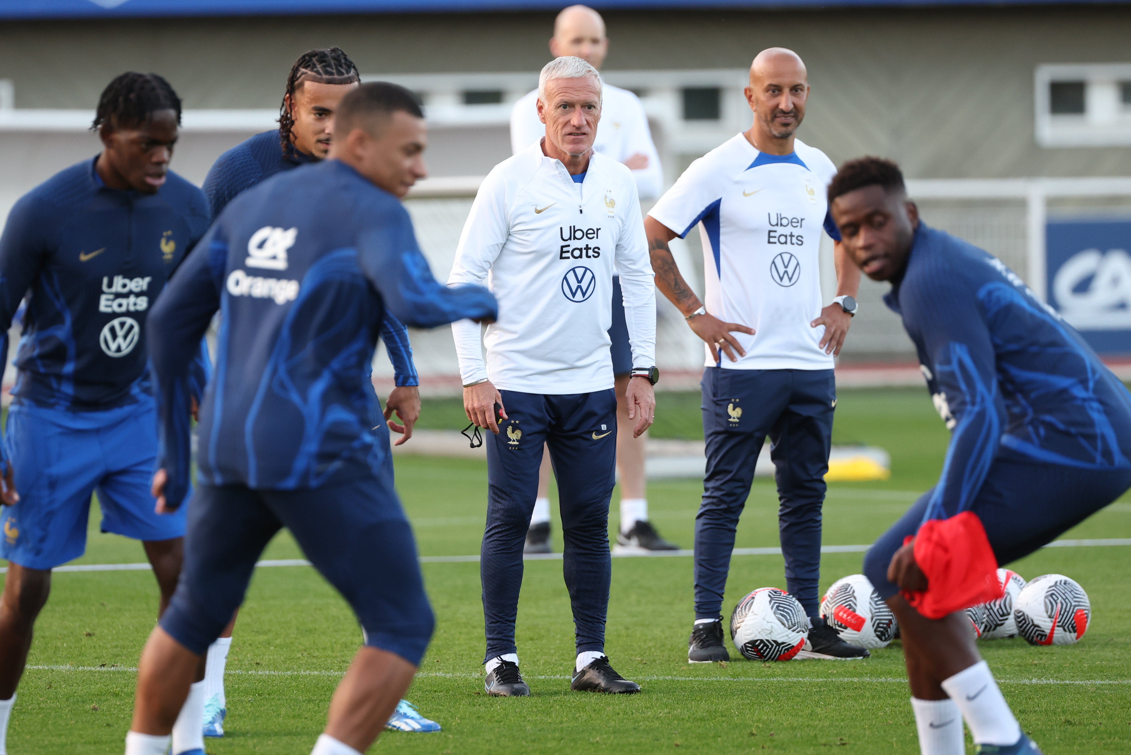 Didier Deschamps, ici à l'entraînement le lundi 10 octobre, travaille avec le président de la fédération française de football pour que les Bleus voyagent en train pour le rassemblement du mois de mars. 

PHOTO LE PARISIEN / ARNAUD JOURNOIS