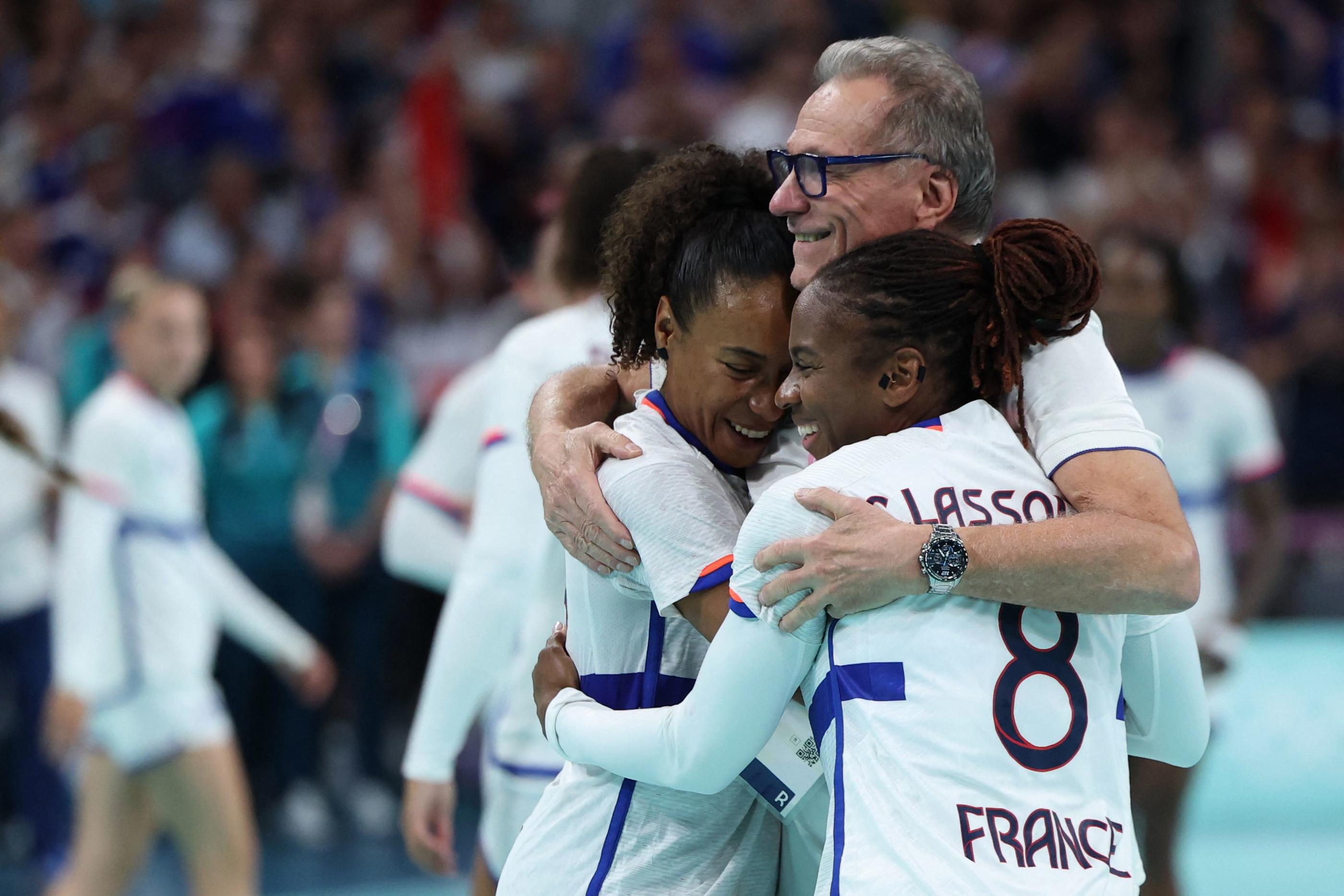 Estelle Nze Minko, Olivier Krumbholz et Coralie Lassource (de g. à dr.), tout sourire après la victoire arrachée à la Suède, ont encore fait grimper leur niveau de confiance avant la finale. AFP/Thomas Coex