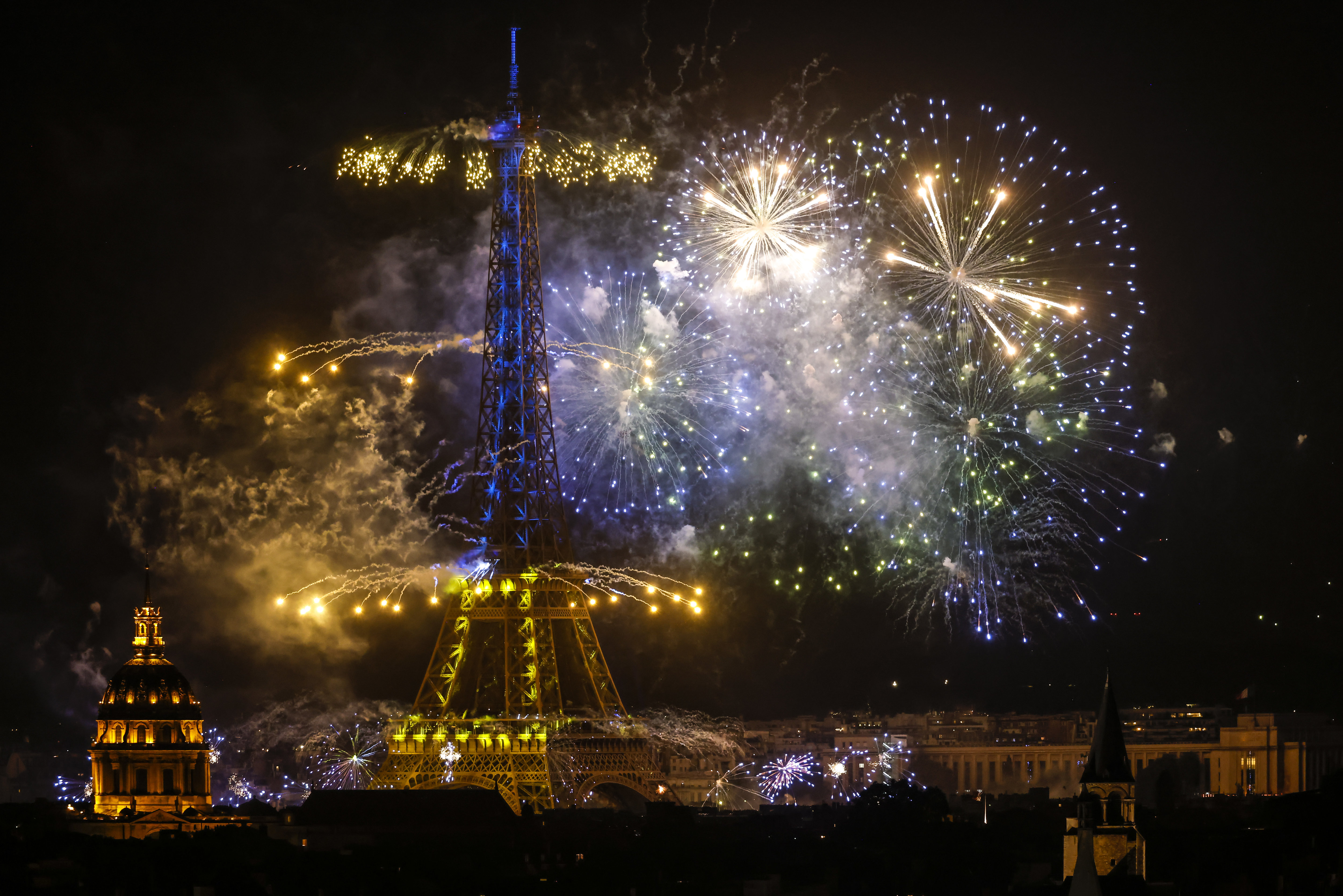 14-Juillet. Grande affluence pour le feu d'artifice à Paris malgré la mise  à distance