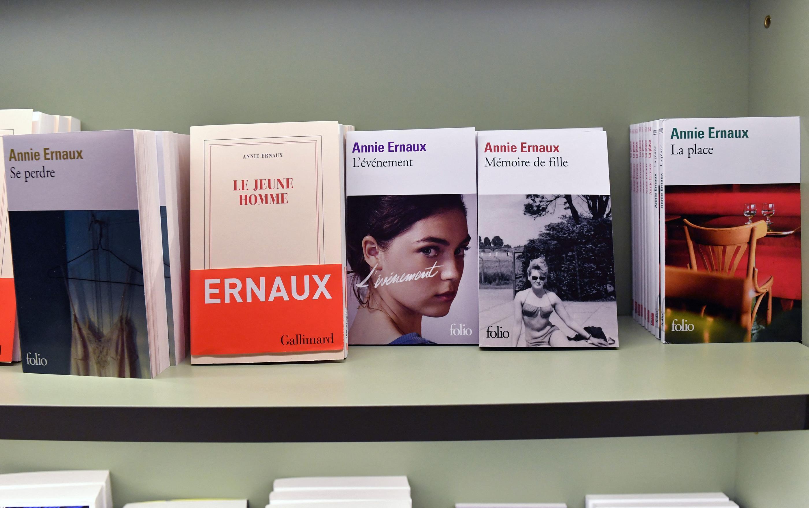 Les ventes de romans d'Annie Ernaux, qui n’a pas attendu le prix Nobel rencontrer un large public, s'envolent dans les librairies, son éditeur a lancé la réimpression de ses ouvrages pour pouvoir répondre à la demande. AFP/Andrea Renault