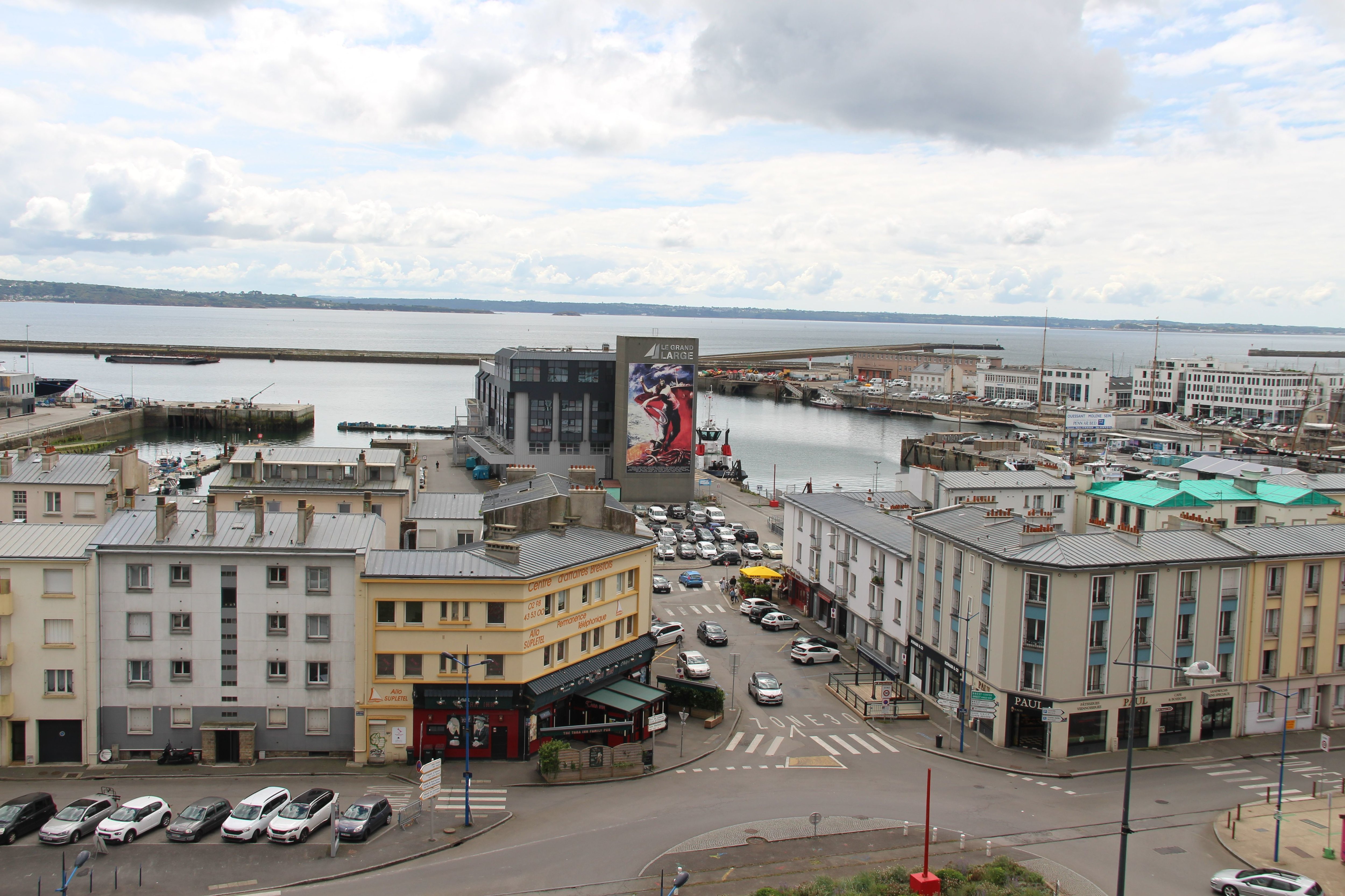 Les commerçants comme tout le port de commerce de Brest se préparent à l'arrivée de la Flamme Olympique, ce vendredi 7 juin. LP/Nora Moreau