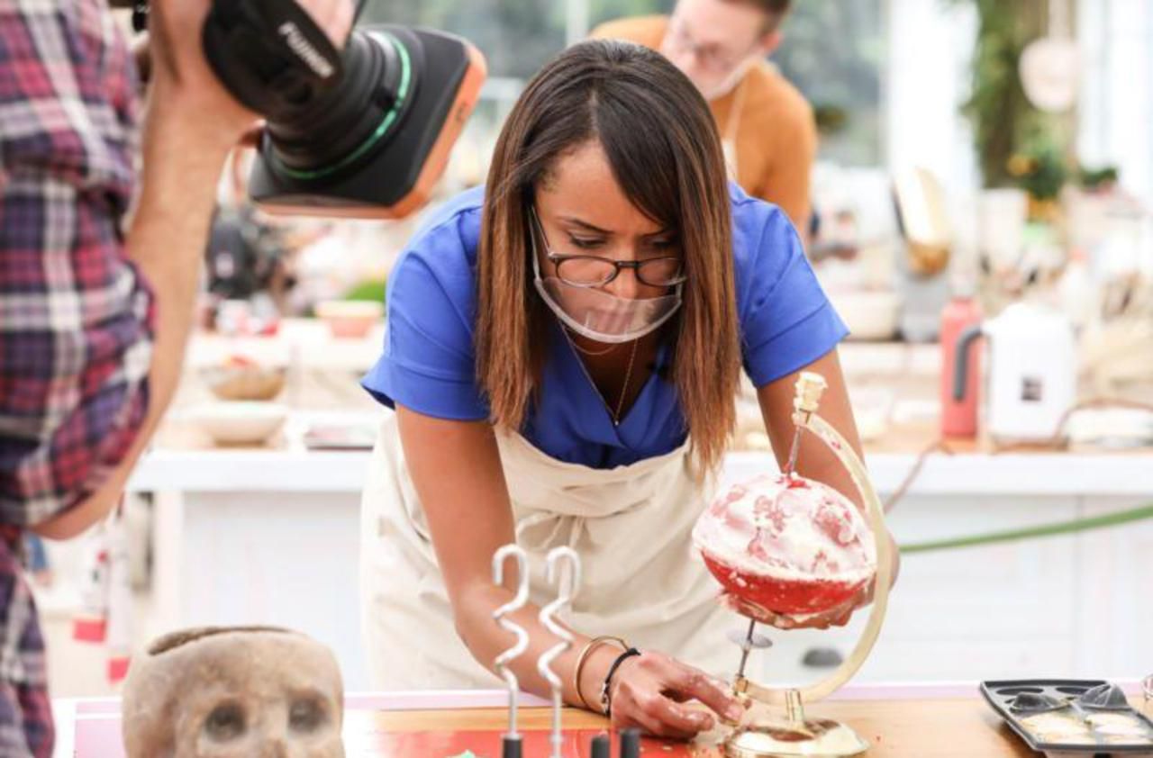 <b></b> Bouchra est candidate de l’émission Le meilleur pâtissier. Elle est spécialiste de la pâte à sucre.