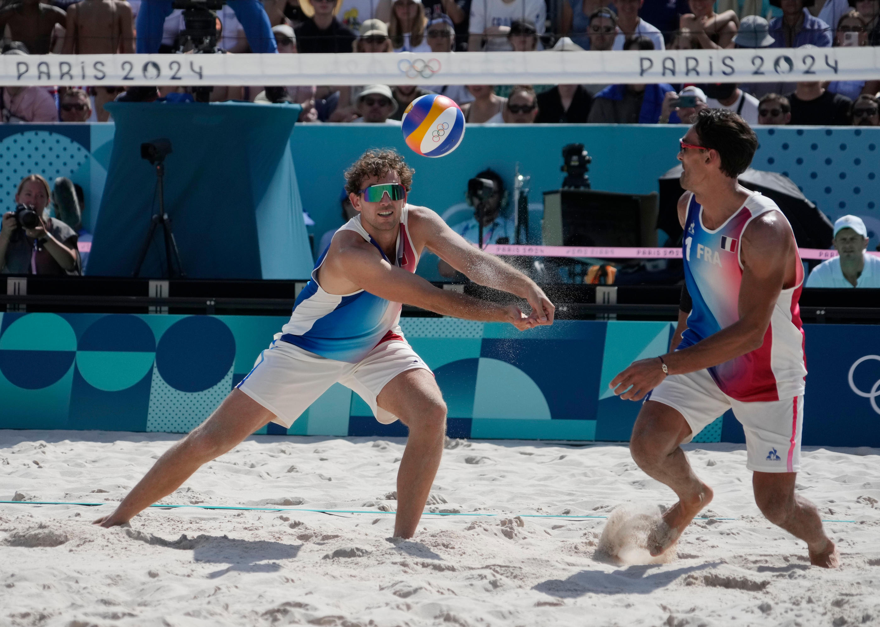 Paris, le 29 juillet. La France alignait pour la première fois quatre équipes en beach-volley, dont ici Arnaud Gauthier-Rat (à gauche) et Youssef Krou . Icon Sport/USA Today Network/Michael Madrid