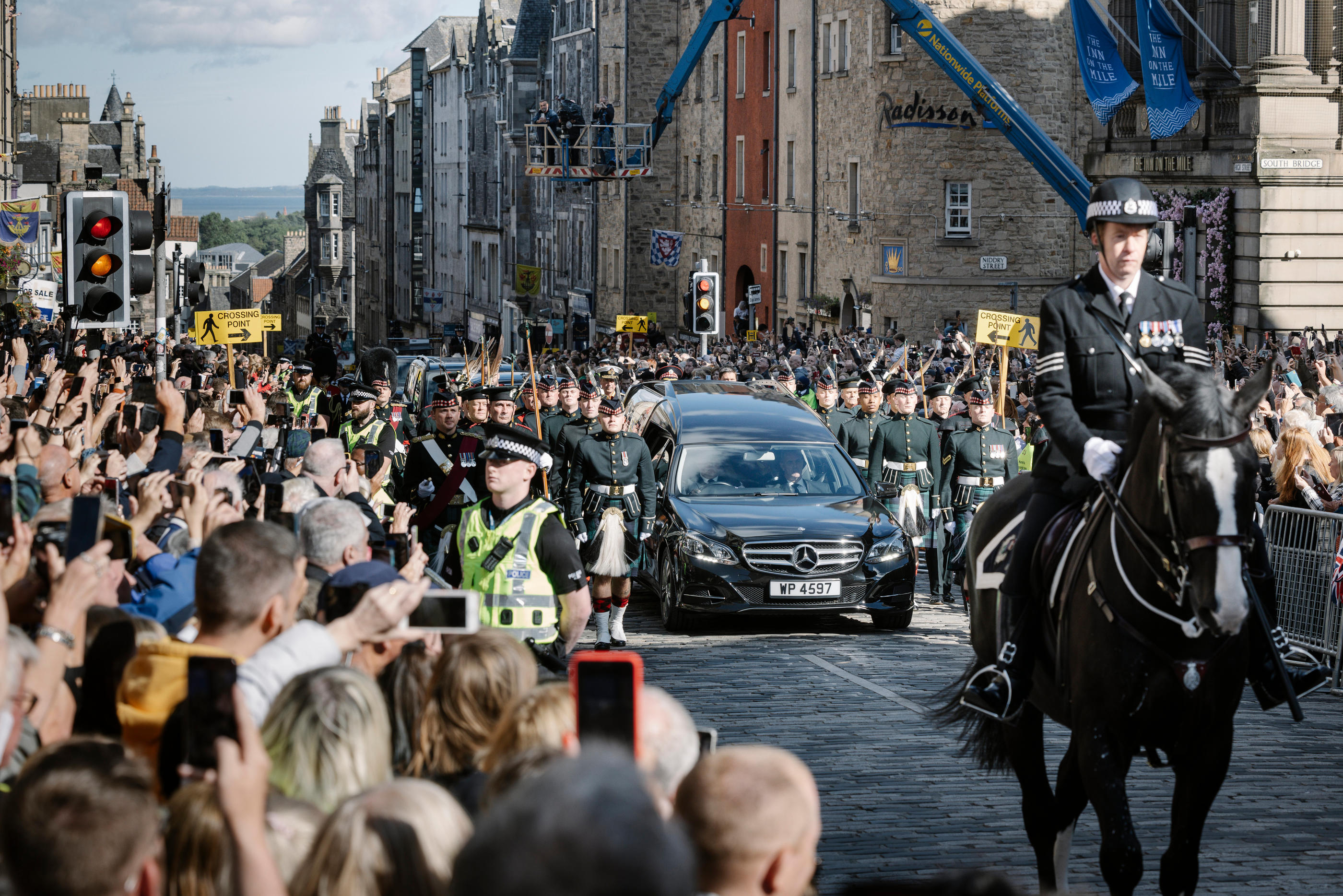Les Écossais, qui se sont massés ce lundi pour la procession du cercueil de la reine, ont alterné silence respectueux pour leur souveraine et applaudissements chaleureux pour le nouveau roi Charles III. LP/Arnaud Dumontier