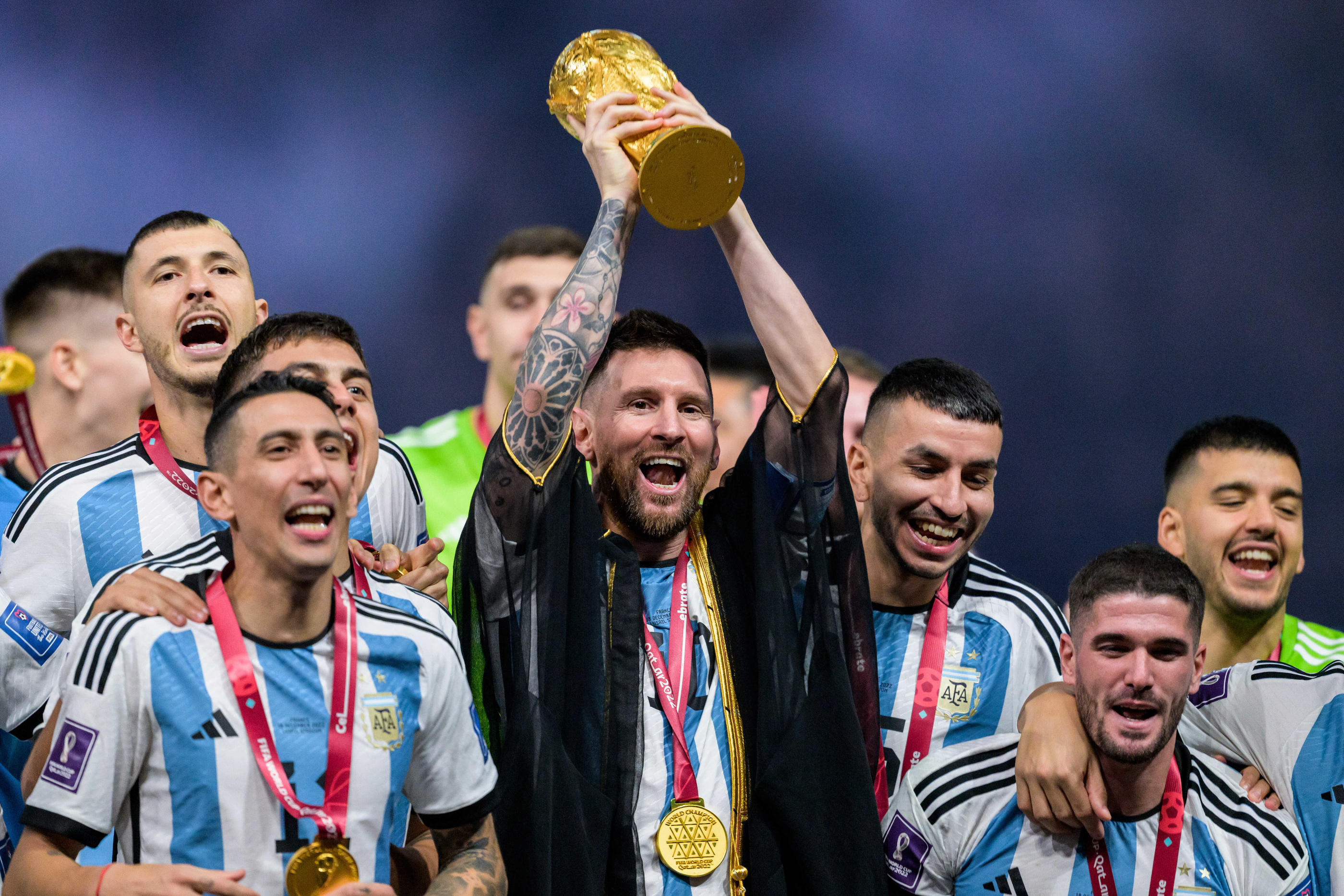 Qui a remporté le prix du Gant d'Or de la Coupe du Monde de la FIFA ? La  star argentine Emiliano Martinez décroche le trophée du meilleur gardien de  but 2022 