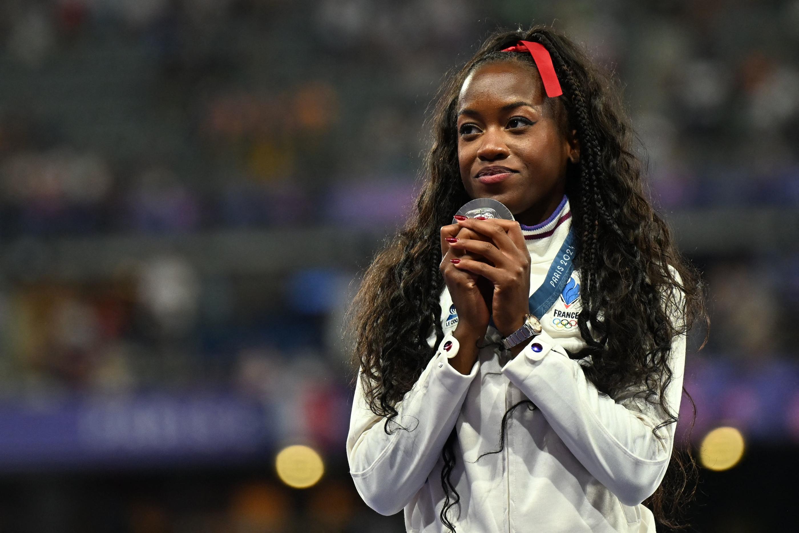 Cyréna Samba-Mayela a décroché l’argent ce samedi soir sur 100 m haies, au terme d’une finale remportée par l’Américaine Masai Russell. AFP/Martin Bernetti