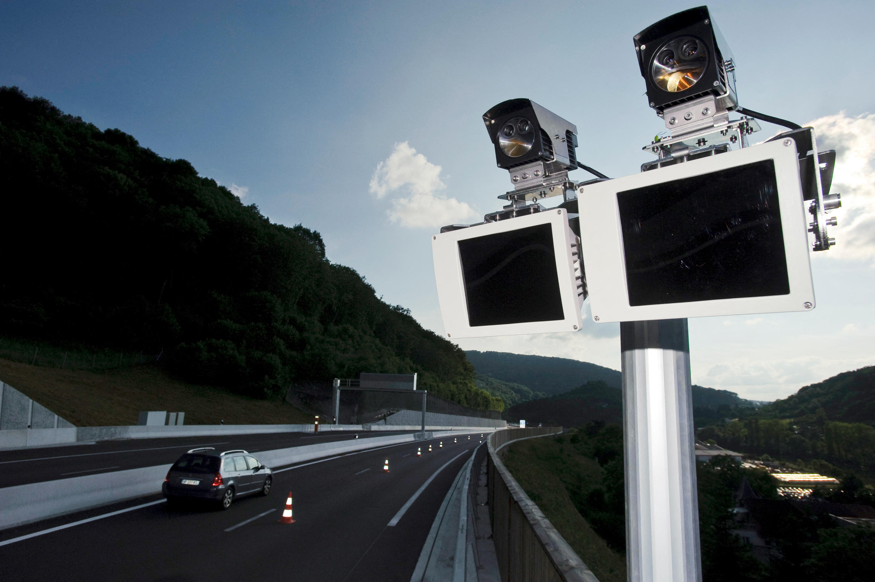 En 2012, le premier radar qui calcule la « vitesse moyenne » sur un tronçon est installé sur la N57, à Beure, près de Besançon (Doubs). AFP/Sébastien Bozon