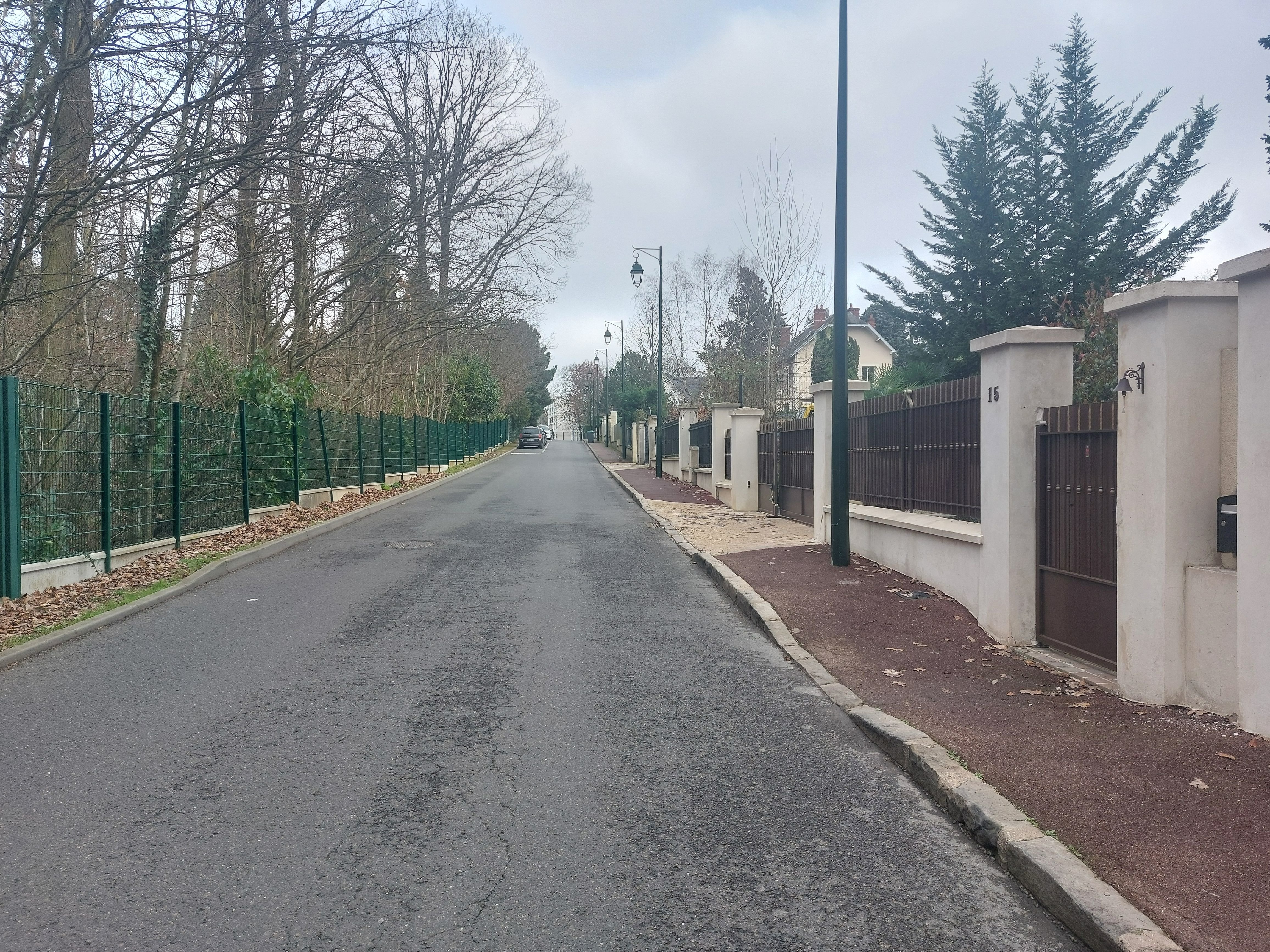 Yerres, rue Royale, ce mardi. C'est dans la caravane de l'accusé, installée sur un terrain de cette rue face à un bois, que la victime dit avoir été violée le 30 avril 2019. LP/S.M.