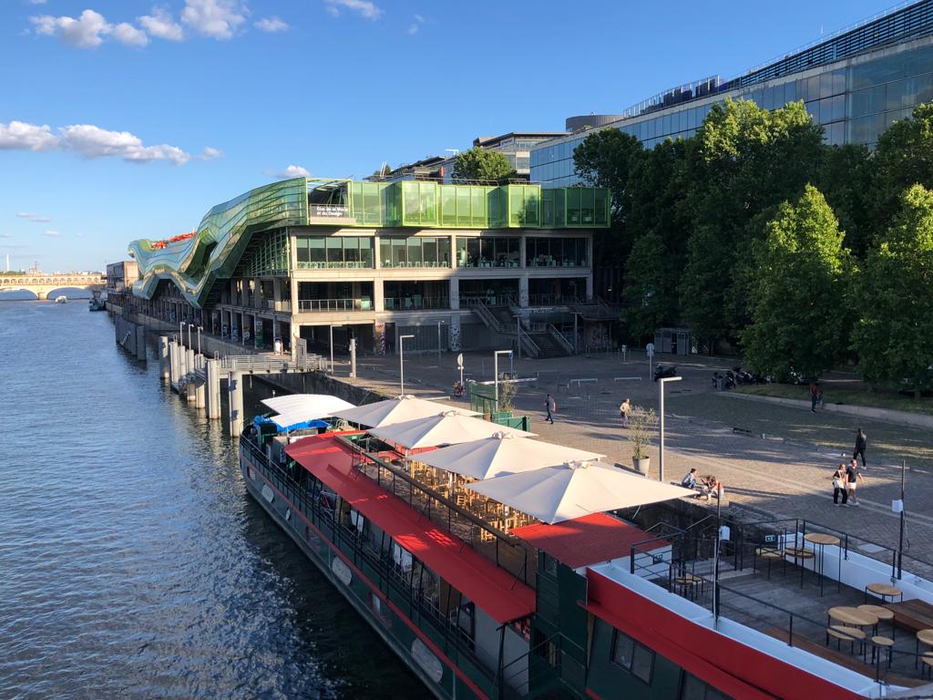 Les Maquereaux, une péniche très tendance quai d’Austerlitz (Paris XIIIe).