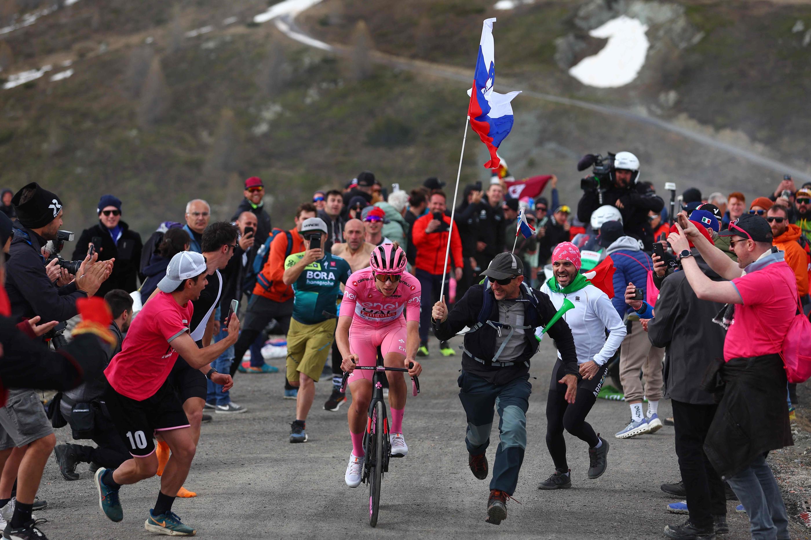 Maillot rose, Tadej Pogacar s'envole vers son premier sacre sur le Giro mais l'étape de ce mardi s'annonce déjà très difficile. AFP/Luca Bettini