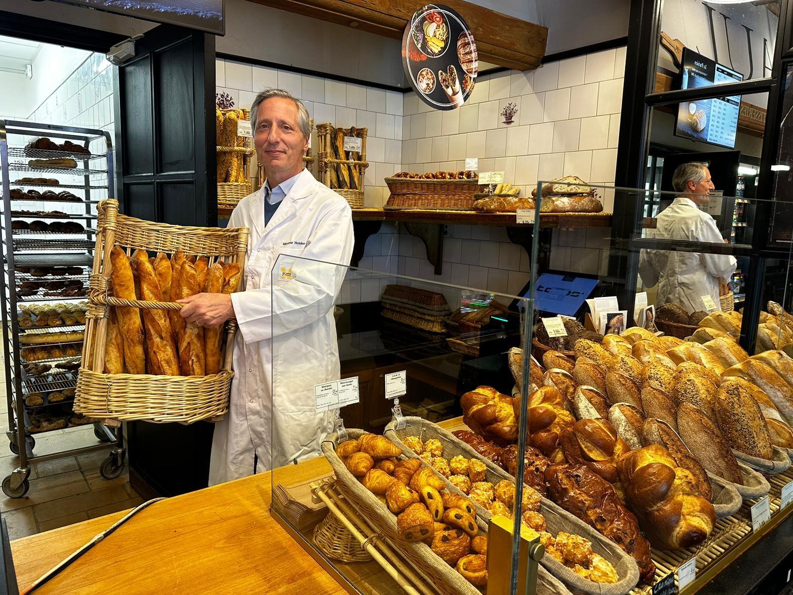 Maxime Holder, président-directeur général des boulangeries Paul, prend la pose au fournil de la rue des Belles Feuilles, dans le XVIe arrondissement de la capitale. LP/Sophie Stadler