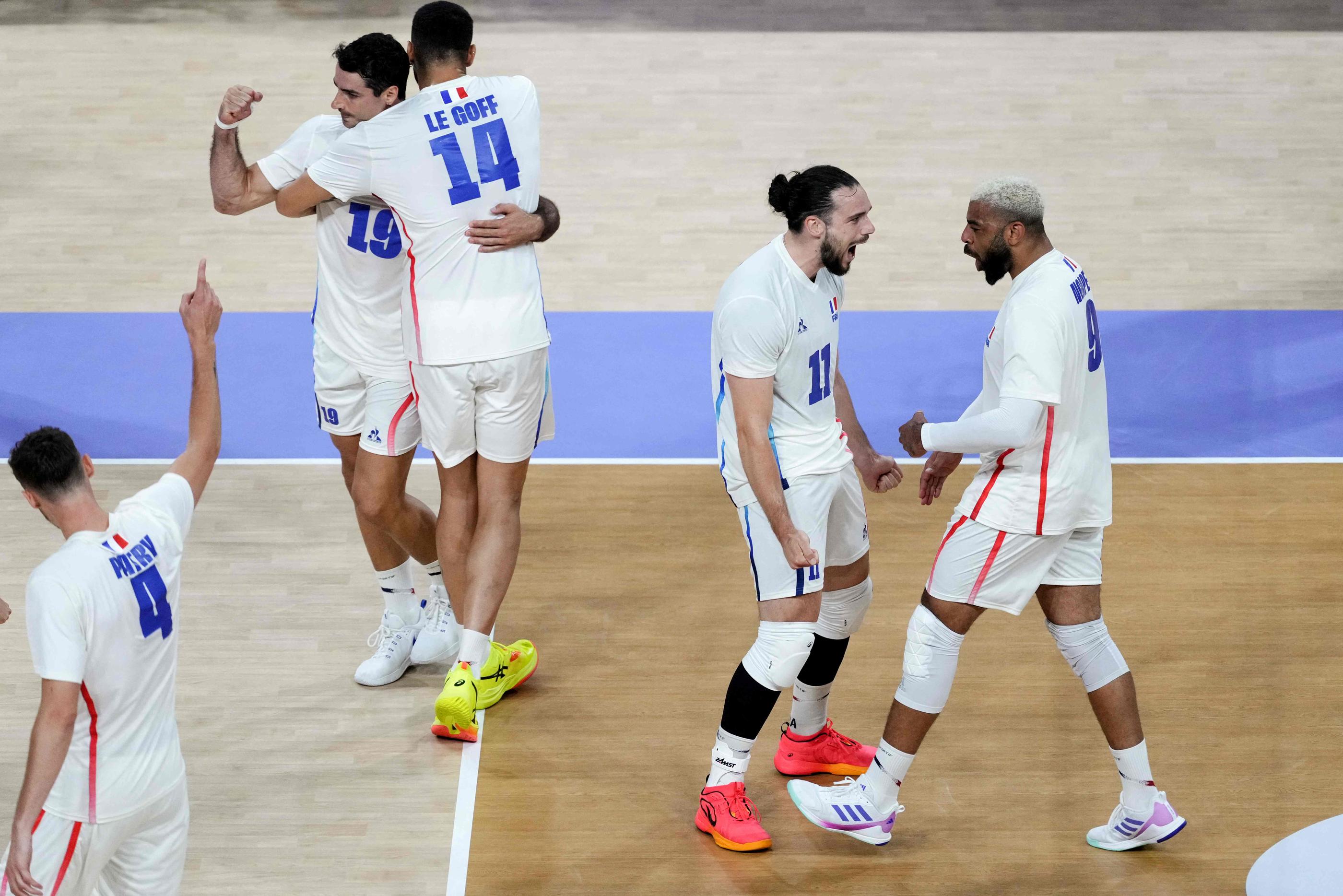 Grâce à sa victoire ce mardi face au Canada l'équipe de France de volley s'est qualifiée pour les quarts de finale des Jeux de Paris. AFP/Dimitar DILKOFF