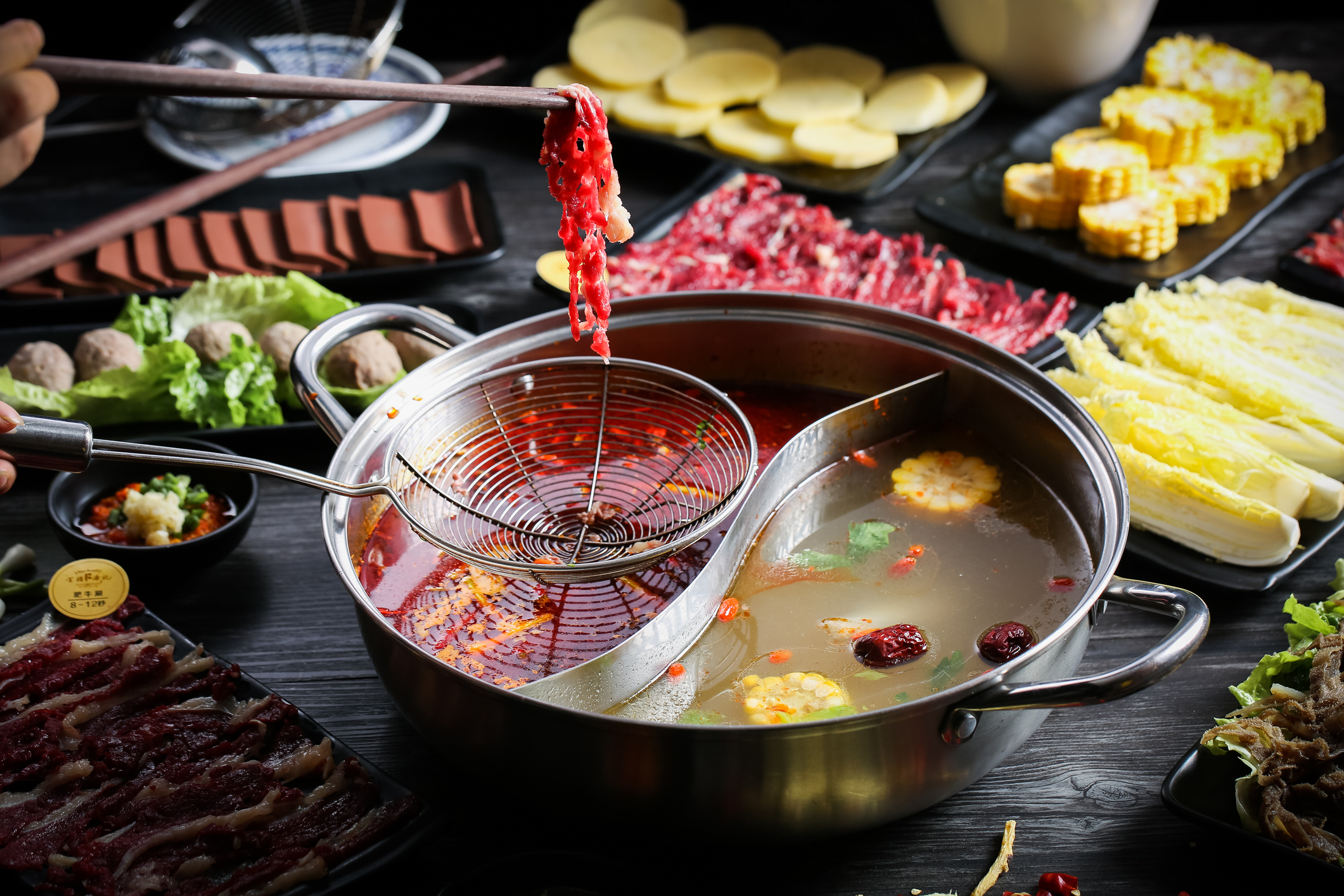 La fondue chinoise, origine de la région du Sichuan, est particulièrement prisée à Hongkong... et de plus en plus à Paris ! Getty image/Hongjie Han