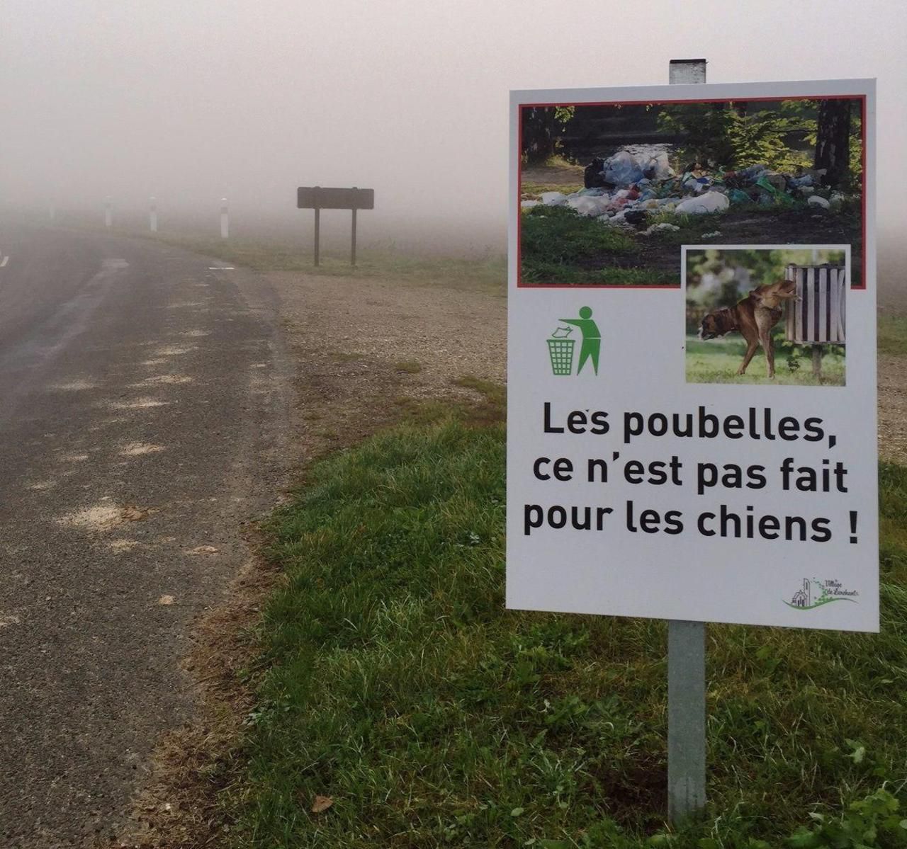 <b></b> Vincent Mével, le maire (SE) de Larchant, face aux dépôts de déchets, a placé deux affiches aux messages clairs.