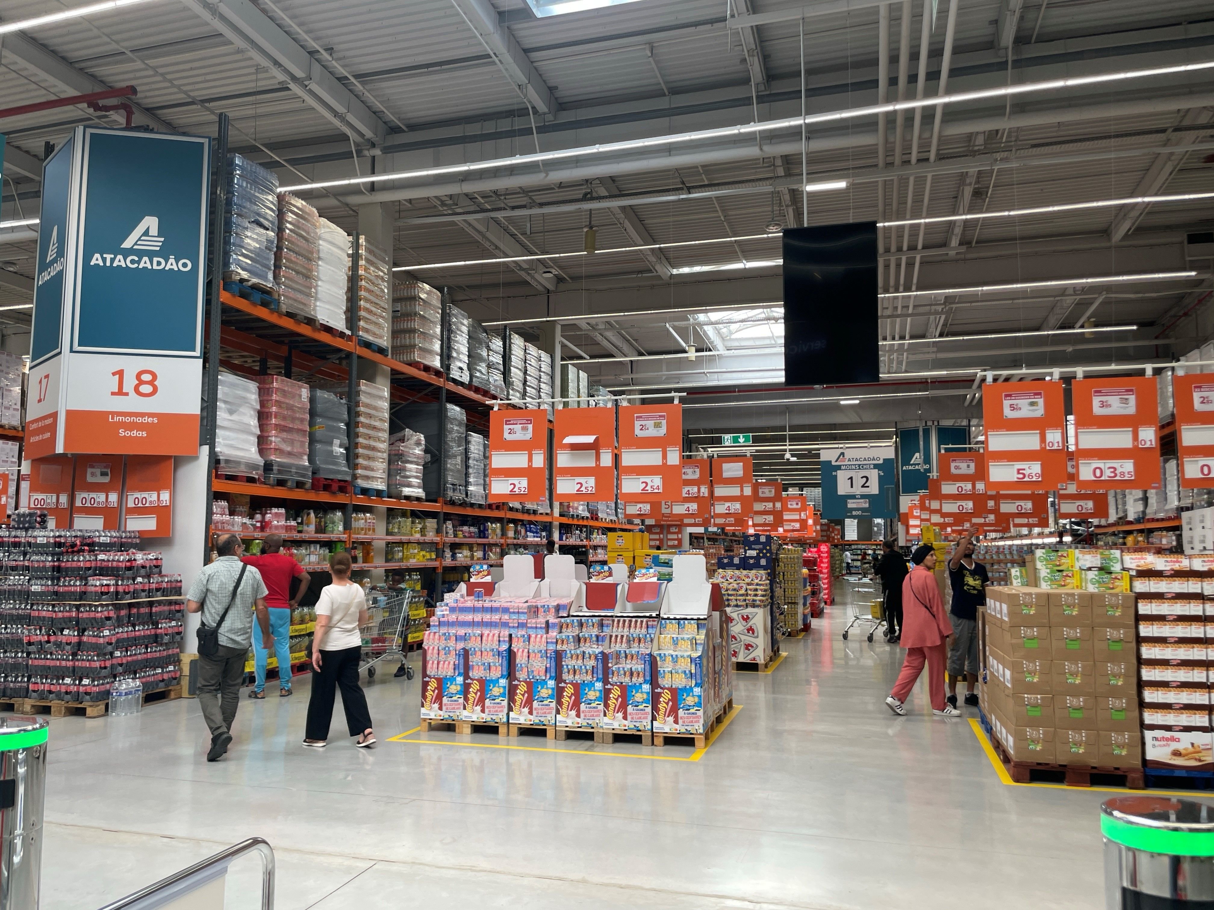 Aulnay-sous-Bois (Seine-Saint-Denis), samedi 24 août. Carrefour a inauguré en juin un nouveau supermarché low-cost, Atacadão, où il est possible d’acheter en grosses quantités. LP/Noa Ambrosino