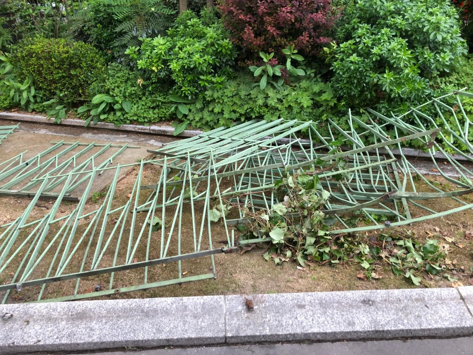 Paris (XIe), le 16 mai 2024. Supervisé par une vingtaine de policiers municipaux, le découpage des grilles du square Richard Lenoir a débuté sous le regard impuissant des opposants au projet de « ramblas » . LP/Marie-Anne Gairaud