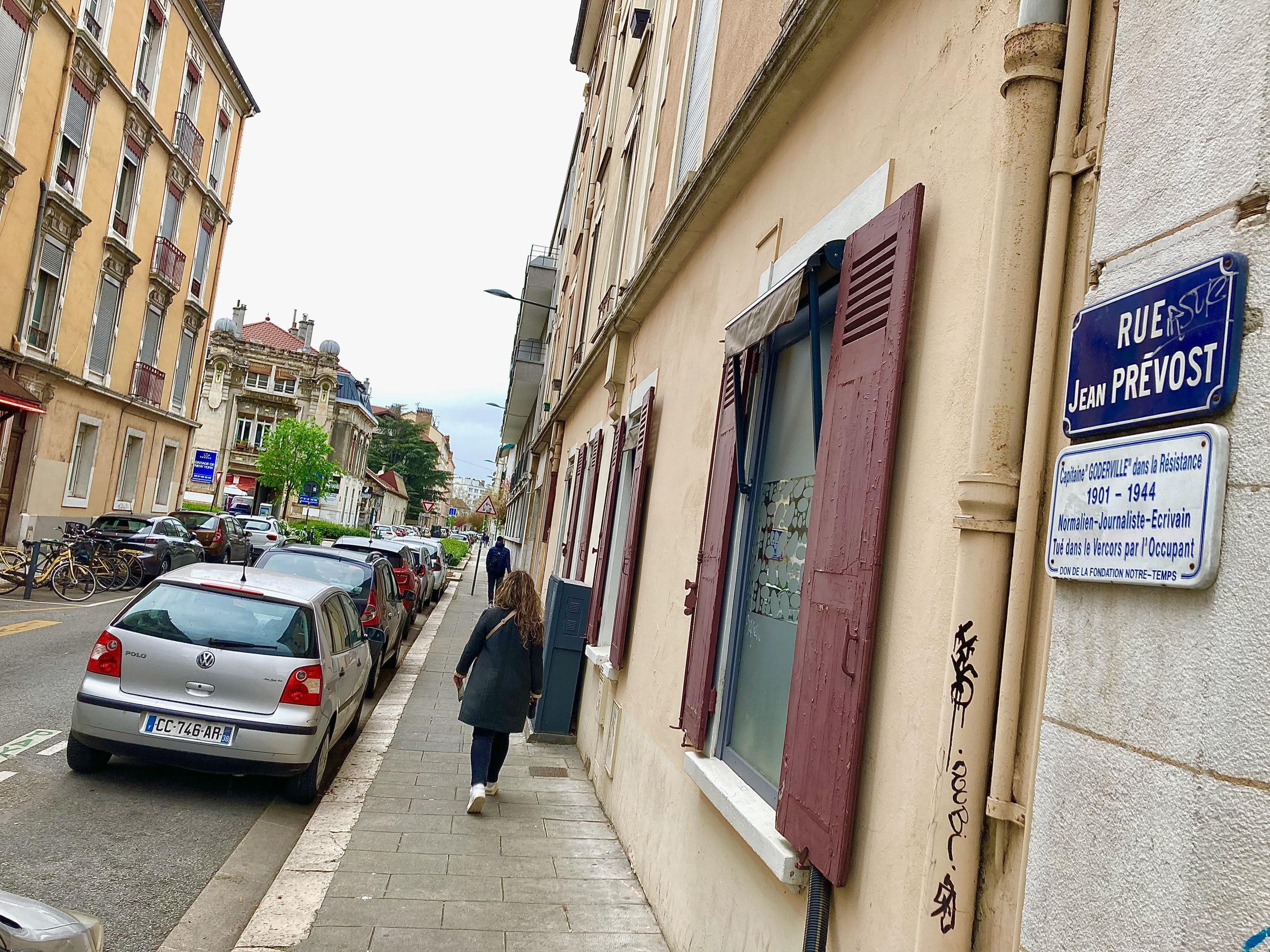 La rue Jean Prévost à Grenoble (Isère) où a eu lieu une des neuf agressions de « l’homme à la trottinette » le 16 mars dernier. LP/Serge Pueyo