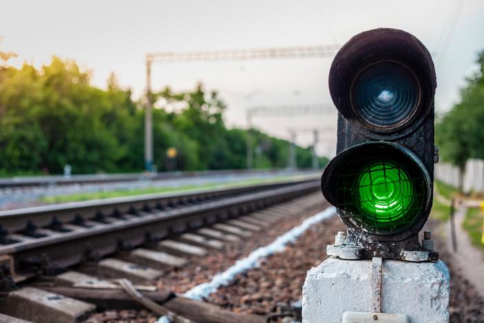 Des chercheurs britanniques affirment qu'une tempête solaire pourrait faire passer au vert un feu rouge prévenant qu’un autre train est sur la voie (illustration). Université de Lancaster
