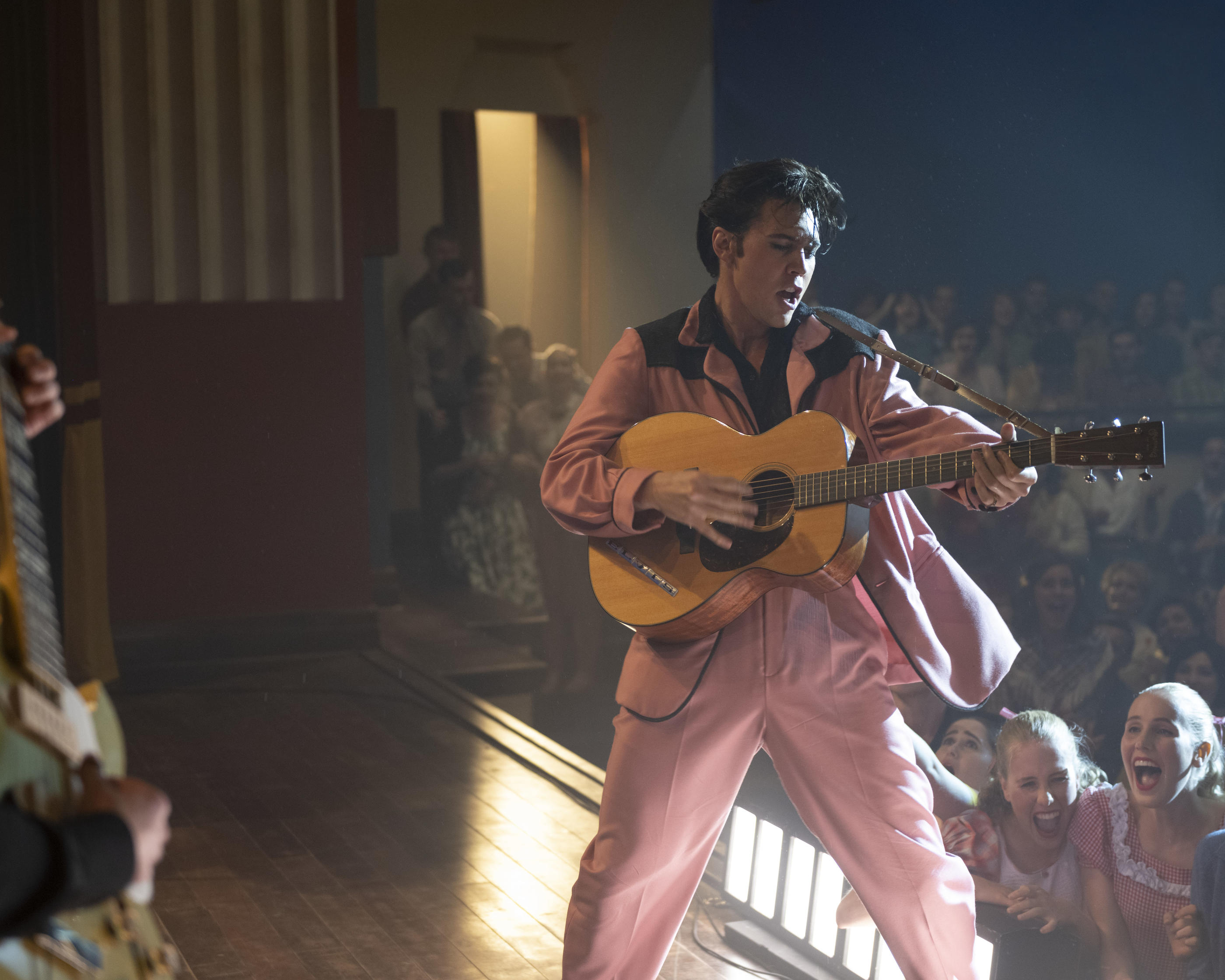 Le jeu de jambes démentiel, la voix...  quel que soit l’âge d’Elvis Presley dans le film, le comédien Austin Butler est époustouflant dans le rôle du King. Warner Bros