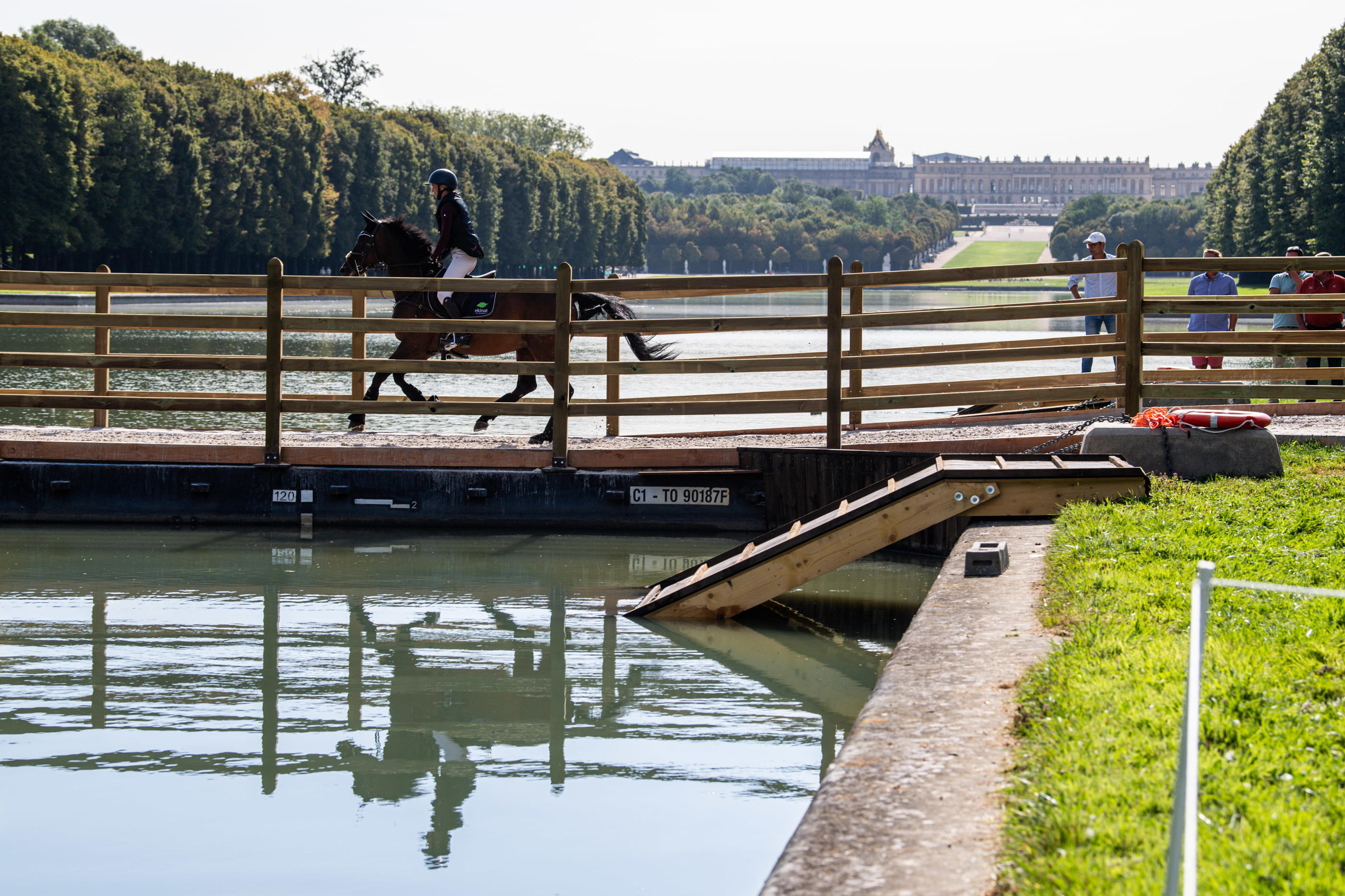 Un cavalier traverse le ponton du Grand Canal devant le Château de Versailles lors du test-event, en amont des Jeux Olympiques de Paris 2024. Icon Sport/Daniel Derajinski