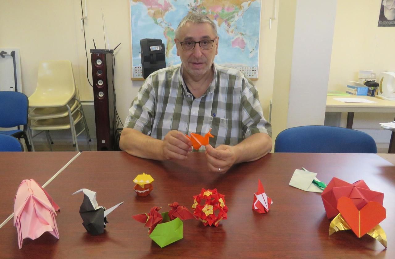 <b></b> Sainte-Geneviève-des-Bois (Essonne), le 23 octobre 2020. Jean-Jacques Delalandre est un passionné d’origami depuis ses 7 ans.