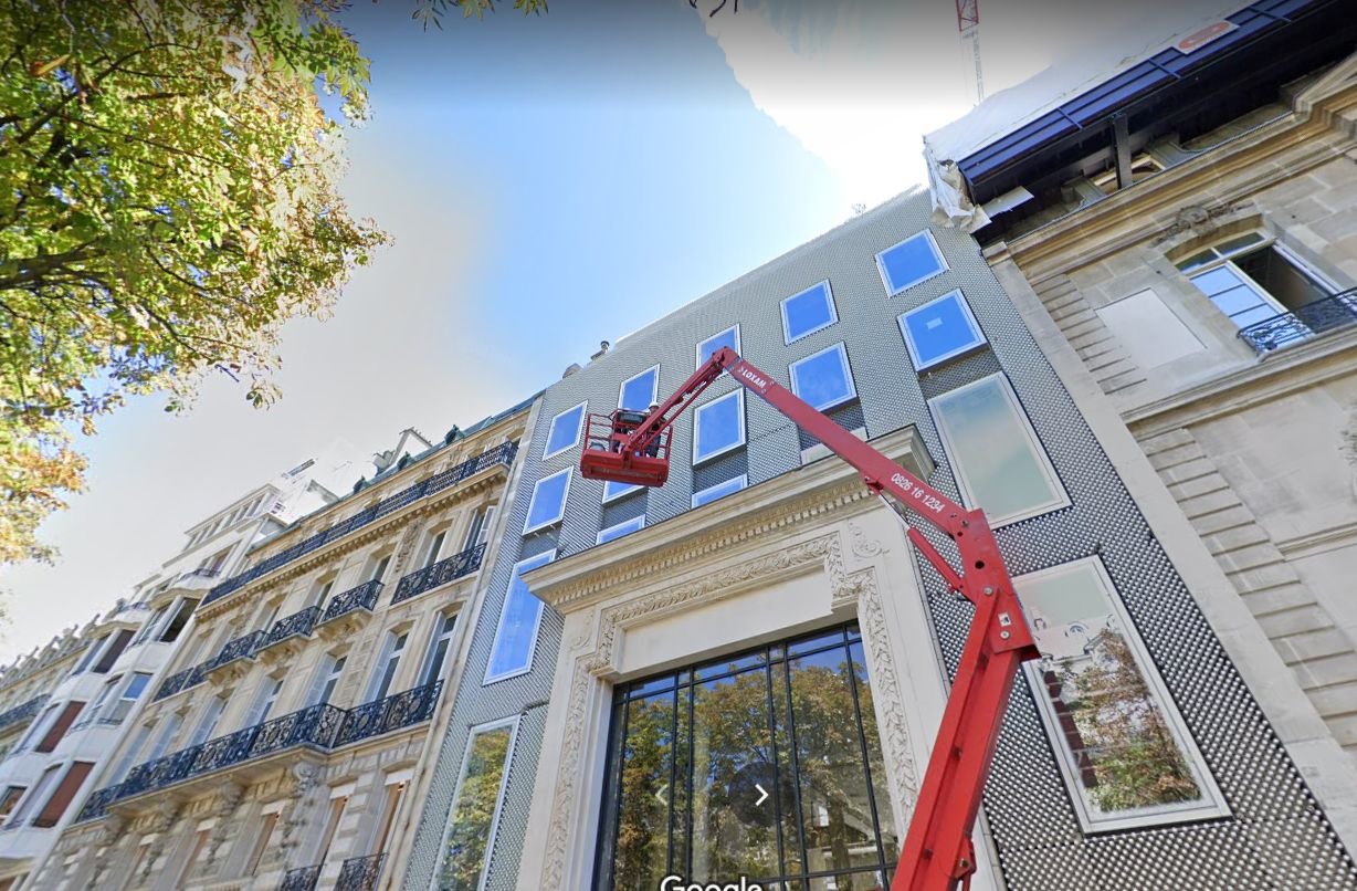 Paris : 100 000 euros d'objets volés chez Dolce & Gabbana, les cambrioleurs  en fuite sont passés par le toit - Le Parisien