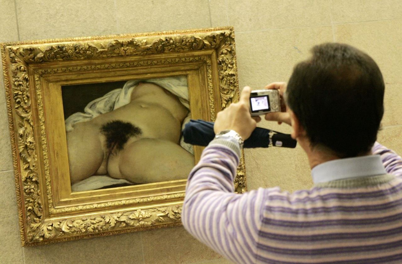 Devant « L’Origine du monde », de Gustave Courbet, en 2018 au musée d’Orsay. LP / Fred Dugit