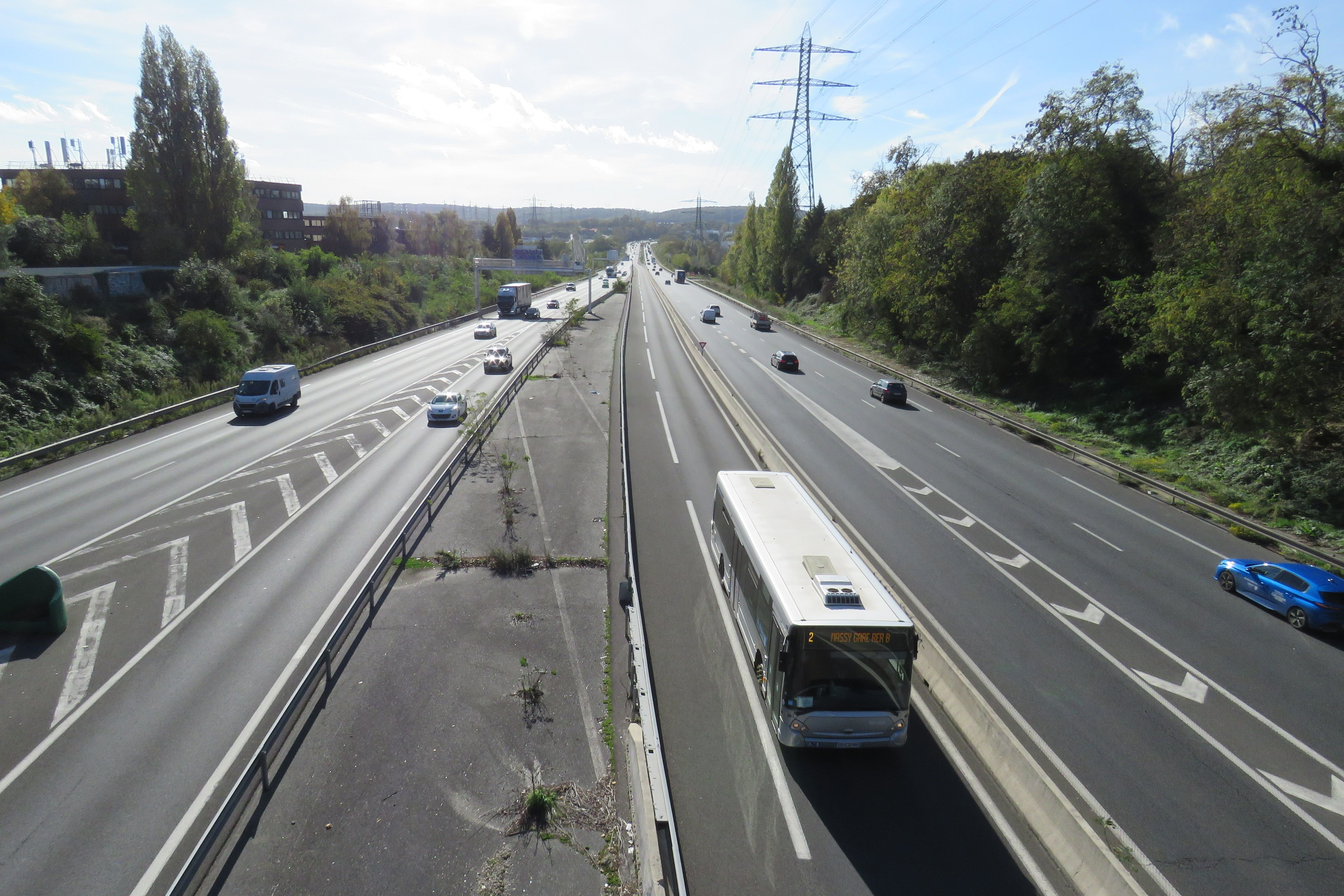 Palaiseau (Essonne), le 26 octobre 2022. Grâce à leur couloir dédié pour arriver en gare de Massy, les bus évitent les embouteillages, nombreux sur cette portion de l'autoroute A10. LP/Florian Garcia