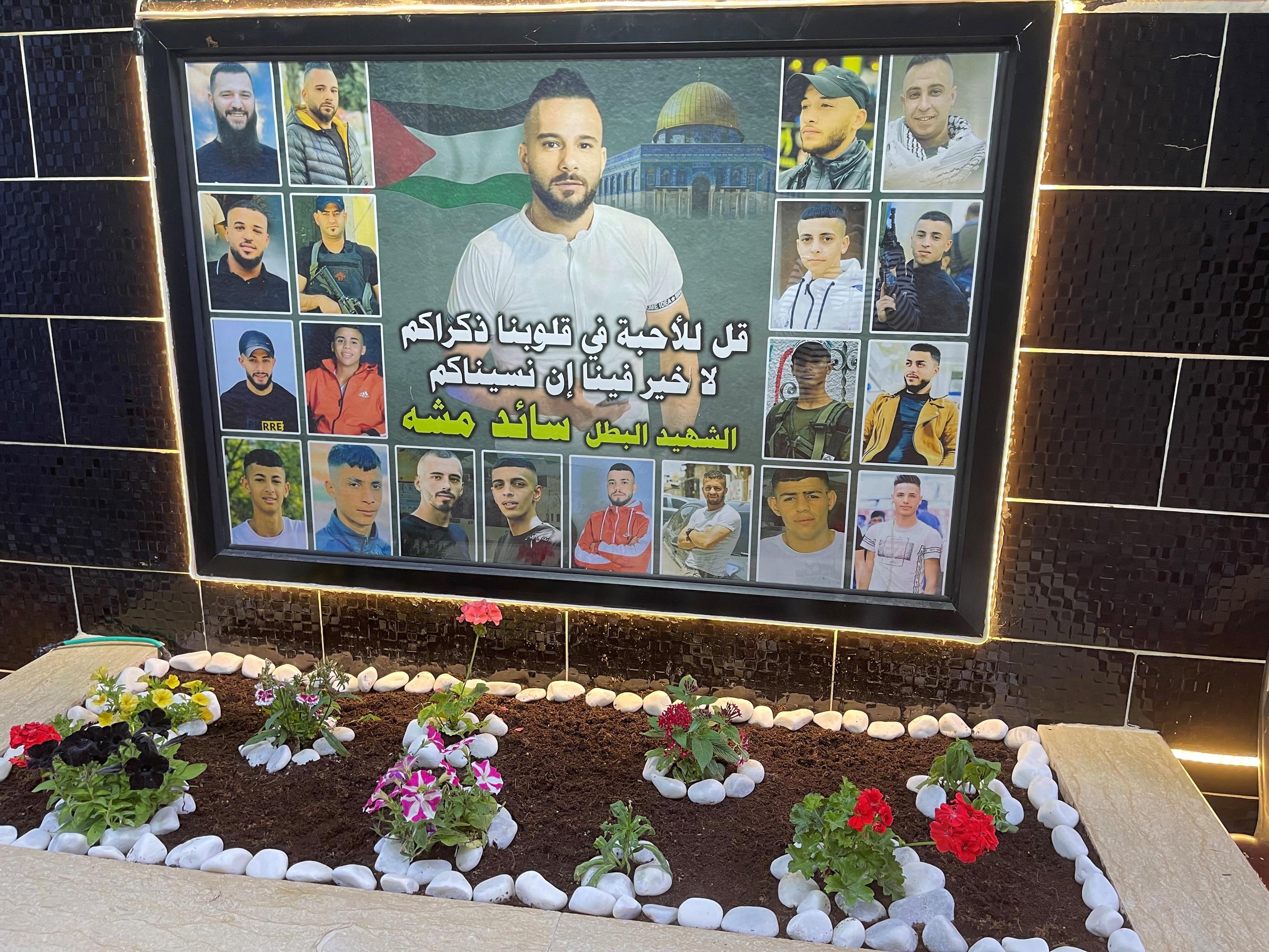 Un autel en hommage à une vingtaine d'hommes du camp de Balata, près de Naplouse (Cisjordanie,) morts dans des affrontements avec Tsahal, martyrs pour les uns, terroristes pour les autres. LP/Laura-Maï Gaveriaux