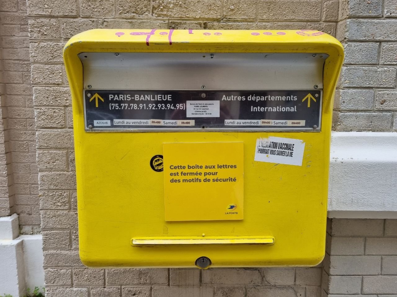 À Paris, face aux vols de courriers, la Poste condamne 200 boîtes