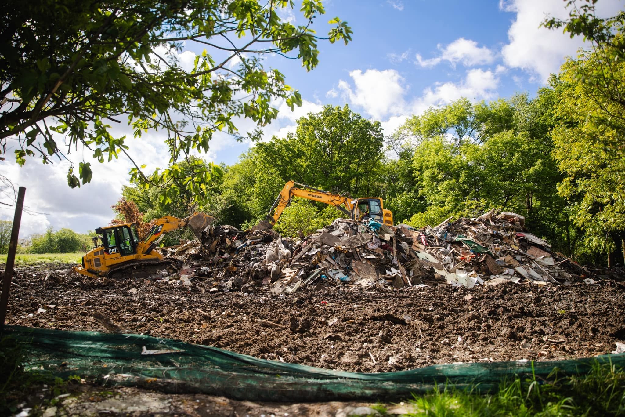 Livry-Gargan, début mai 2024. Le bidonville qui s'était formé sur un terrain de l'allée de l'Est a été démoli après le départ de ses occupants, qui avaient anticipé leur expulsion. Facebook / Pierre-Yves Martin