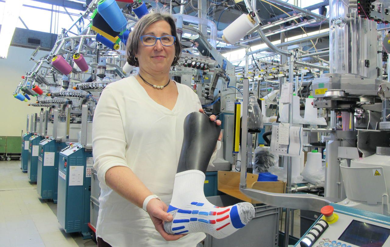 <b></b> Moliens, mardi. Nathalie Crouzet, président du directoire de Kindy, présente la chaussette de running spécialement créée pour sensibiliser les candidats à l’élection présidentielle à la situation de l’entreprise. 