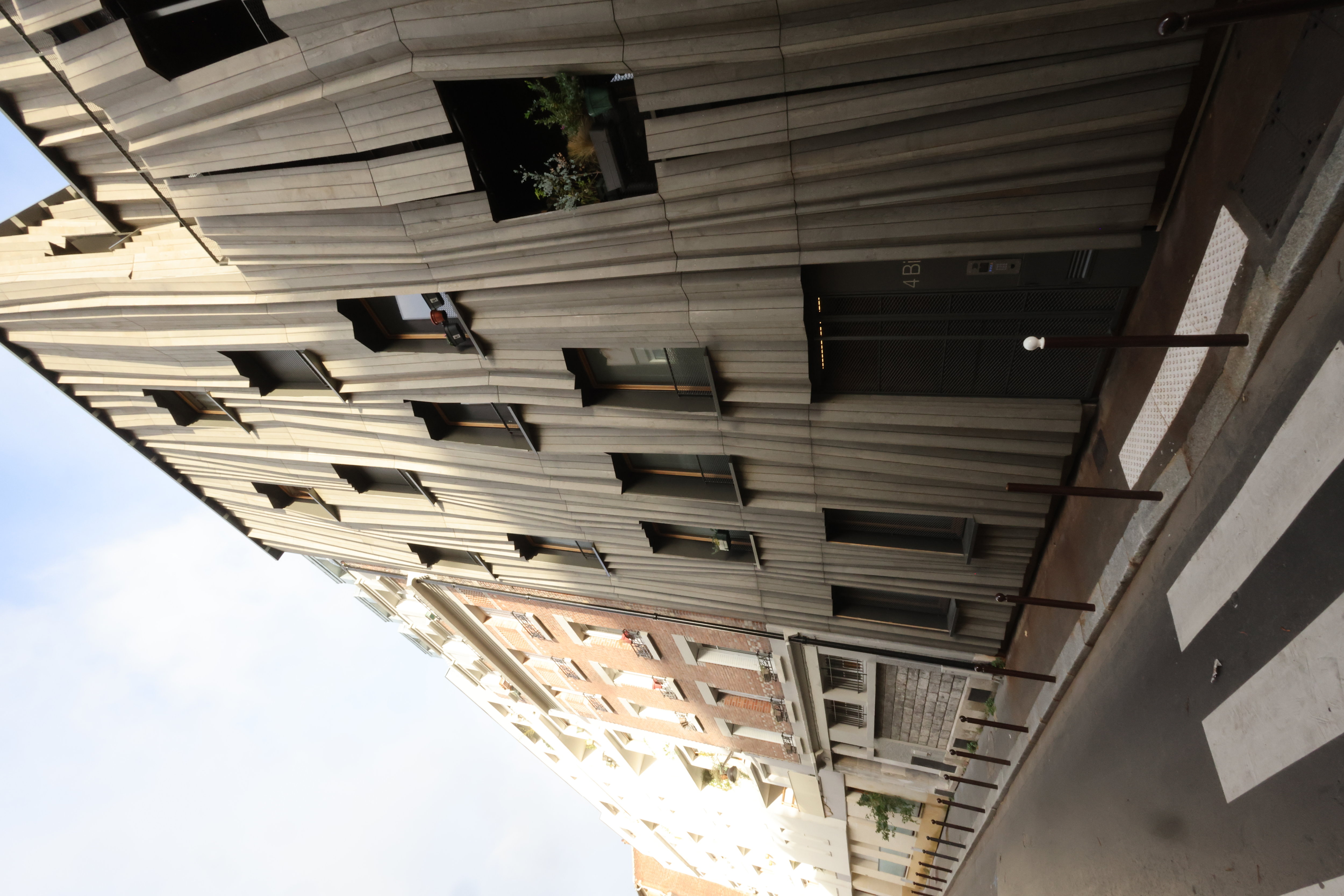 Paris, XIXe arrondissement. La façade est composée de lattes construites sur-mesure et montées selon des angles différents pour laisser pénétrer l’ombre ou la lumière selon l’heure. LP/Olivier Lejeune