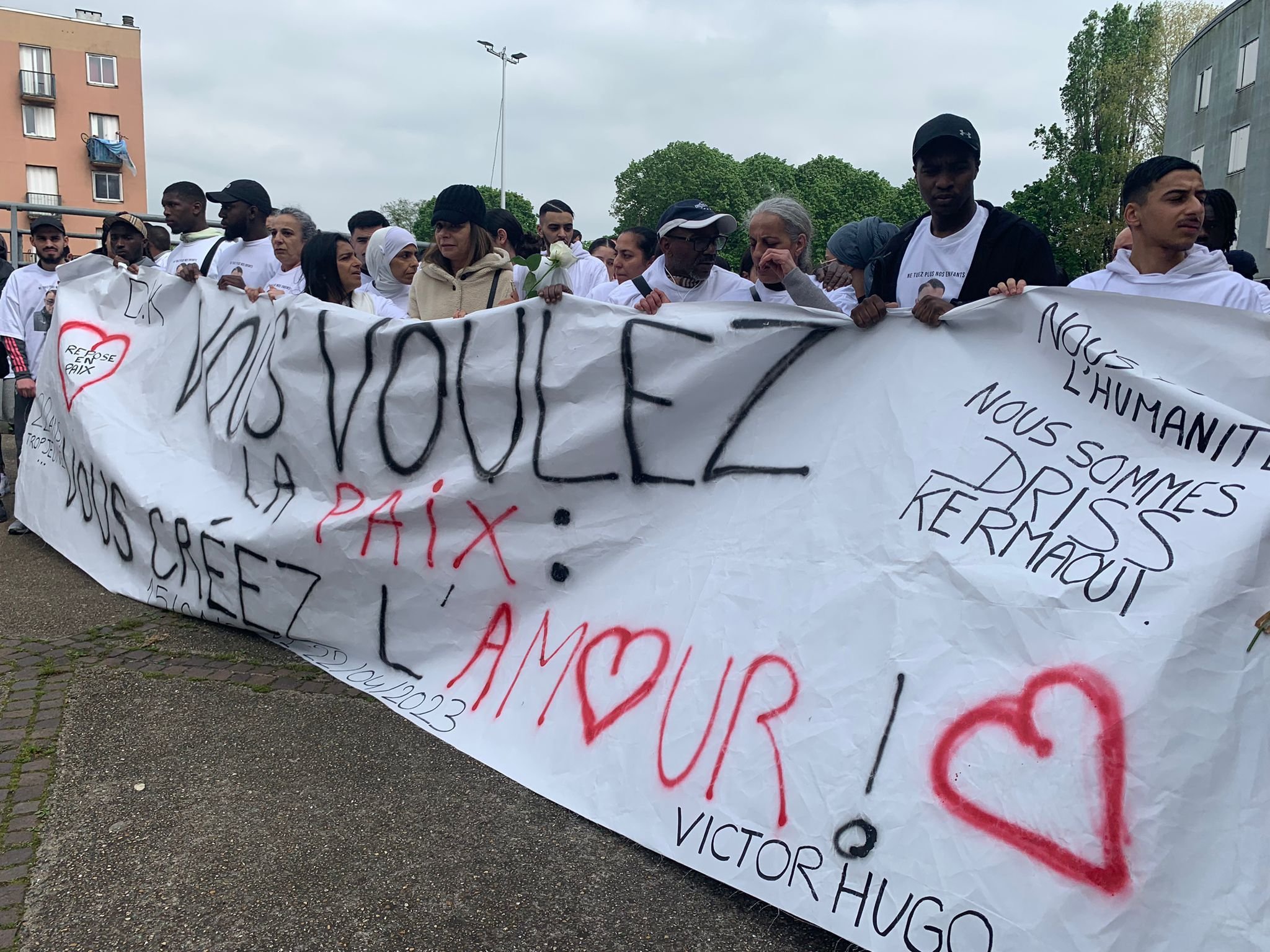 Samedi 29 avril, Bobigny. Pour rendre hommage à Driss, le jeune homme de 22 ans poignardé à mort à Drancy, ses amis ont confectionné une banderole avec un message de paix : "Vous voulez la paix. Vous créez l'amour".