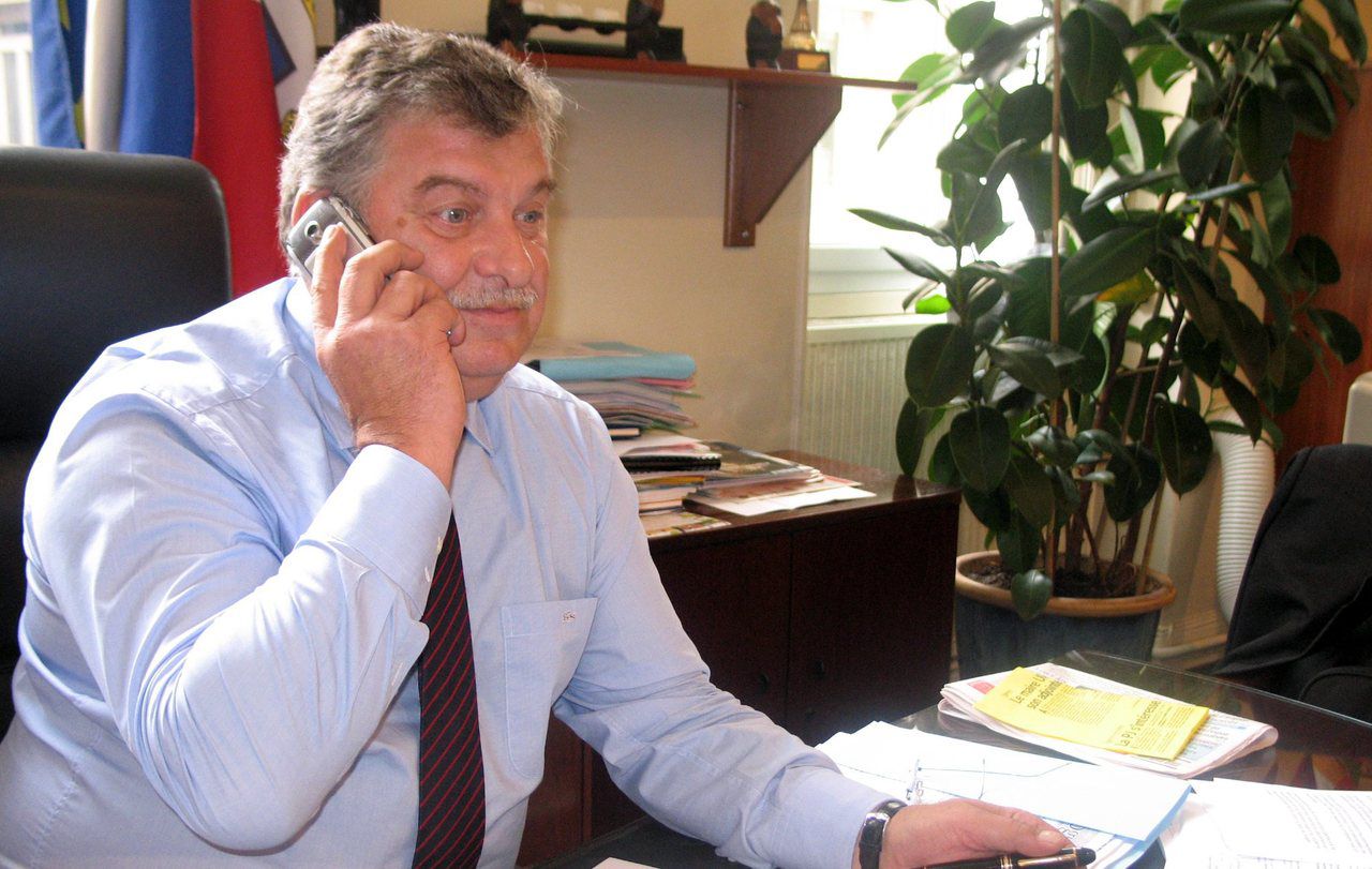 <b></b> Serge Poinsot, maire de Vigneux, dans son bureau en octobre 2007. 