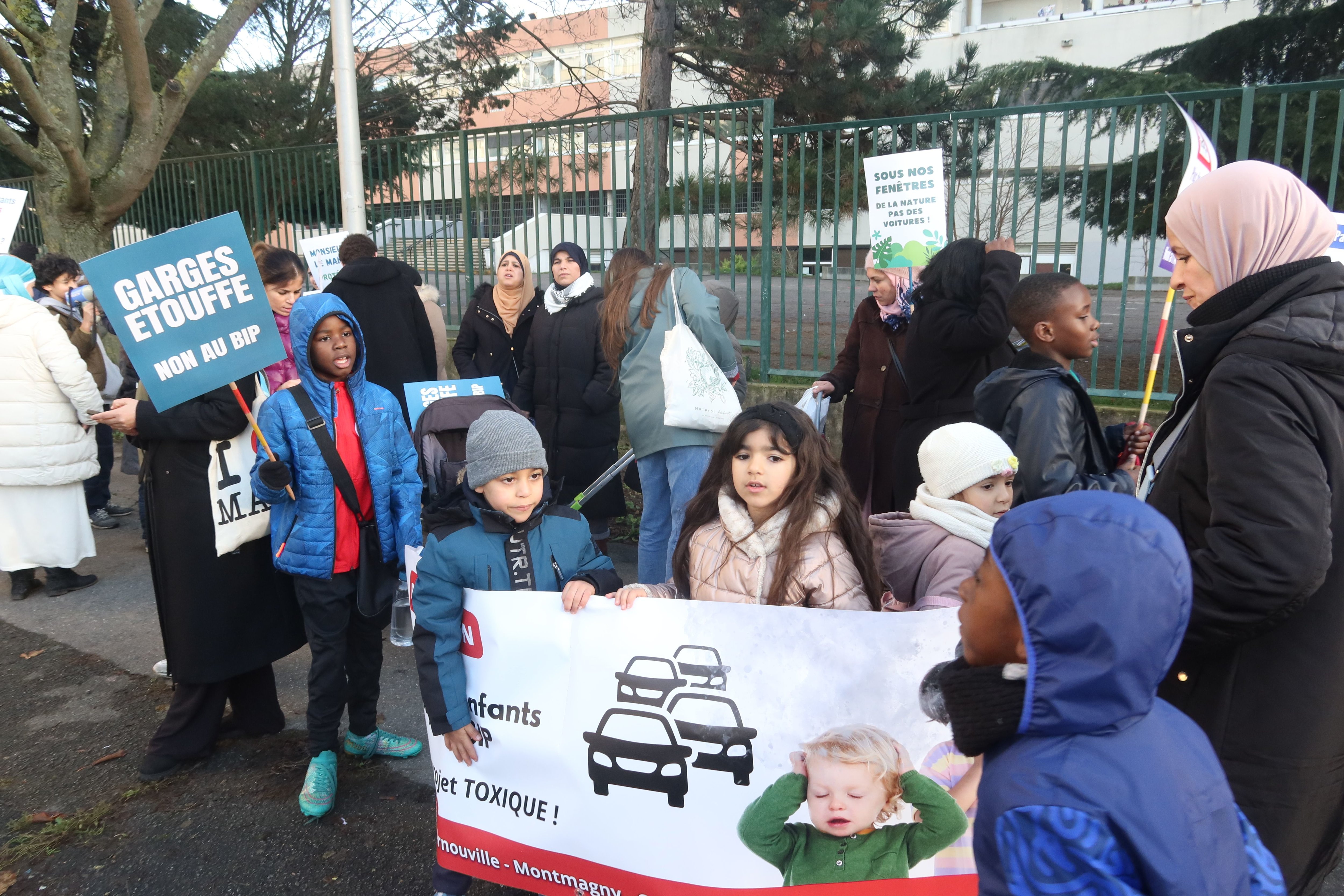 Garges-lès-Gonesse, samedi 16 décembre. Une soixantaine de personnes ont manifesté contre le projet d'autoroute urbaine. LP/Frédéric Naizot
