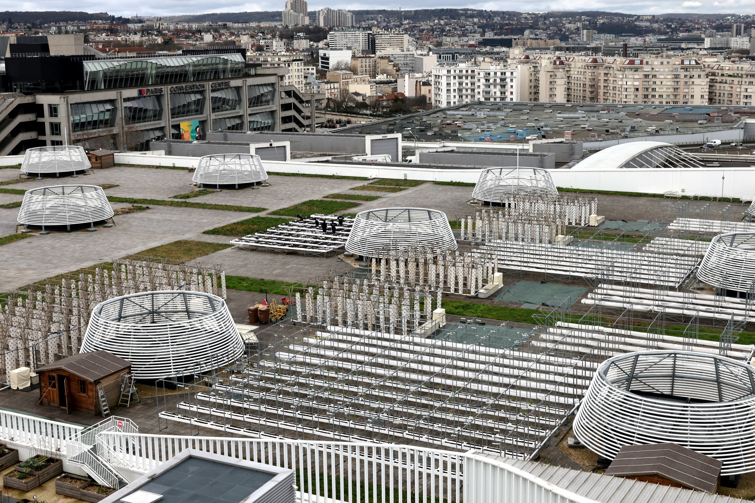 Environ 8 tonnes de fruits et légumes sont produites chaque année à la ferme urbaine installée sur le toit du hall 6 du parc des expositions de la Porte de Versailles (XVe). LP/Olivier Lejeune