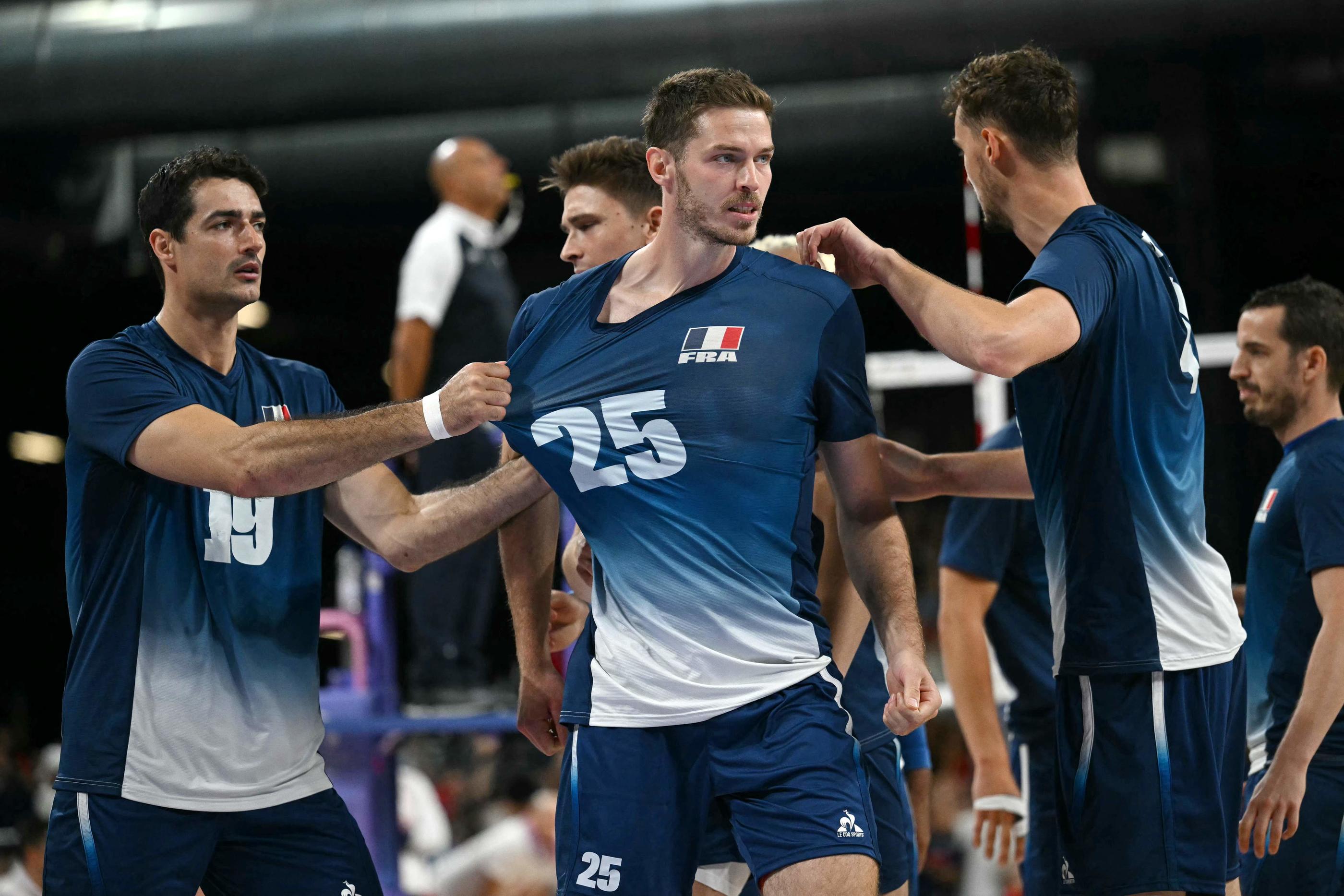 Médaillé d'or avec l'équipe de France de volleyball ce samedi à Paris, Quentin Jouffroy (au centre, félicité par ses partenaires) était sans club il y a un an. AFP/Mauro Pimentel