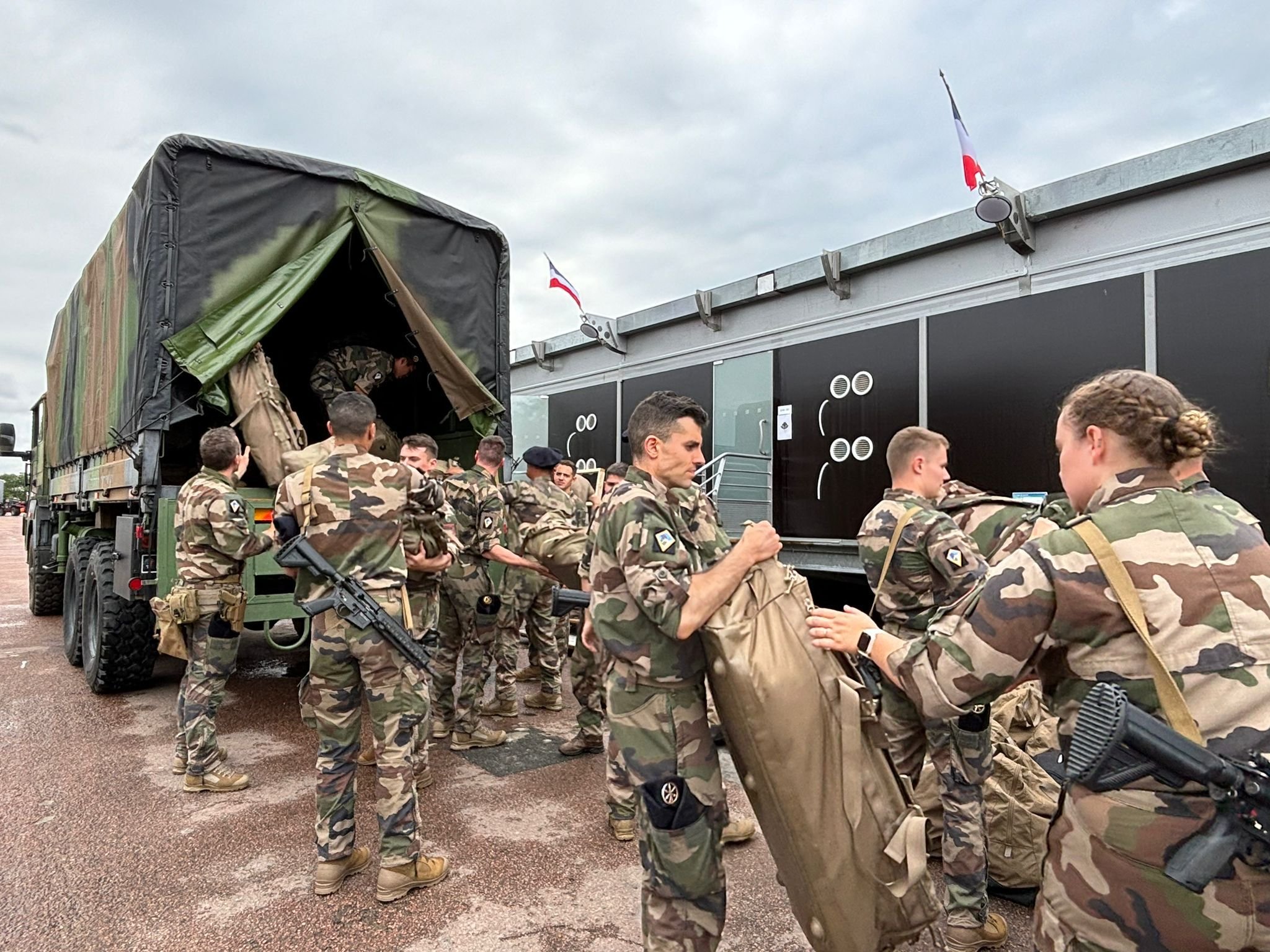 Paris (XIIe), le 9 juillet 2024. Jusqu'à 4 500 militaires ont logé sur les pelouses de Reuilly pendant les JO. Le démontage du camp vient de débuter. LP/Candice Doussot